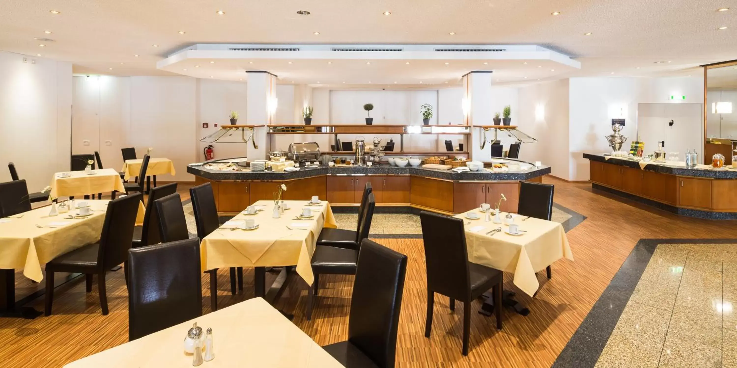 Restaurant/Places to Eat in Hotel Rheingold