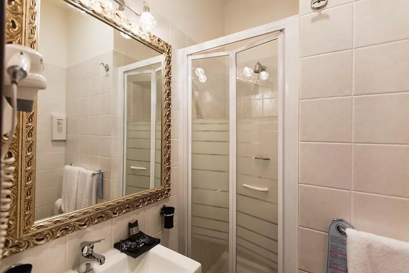 Shower, Bathroom in Hotel Romano