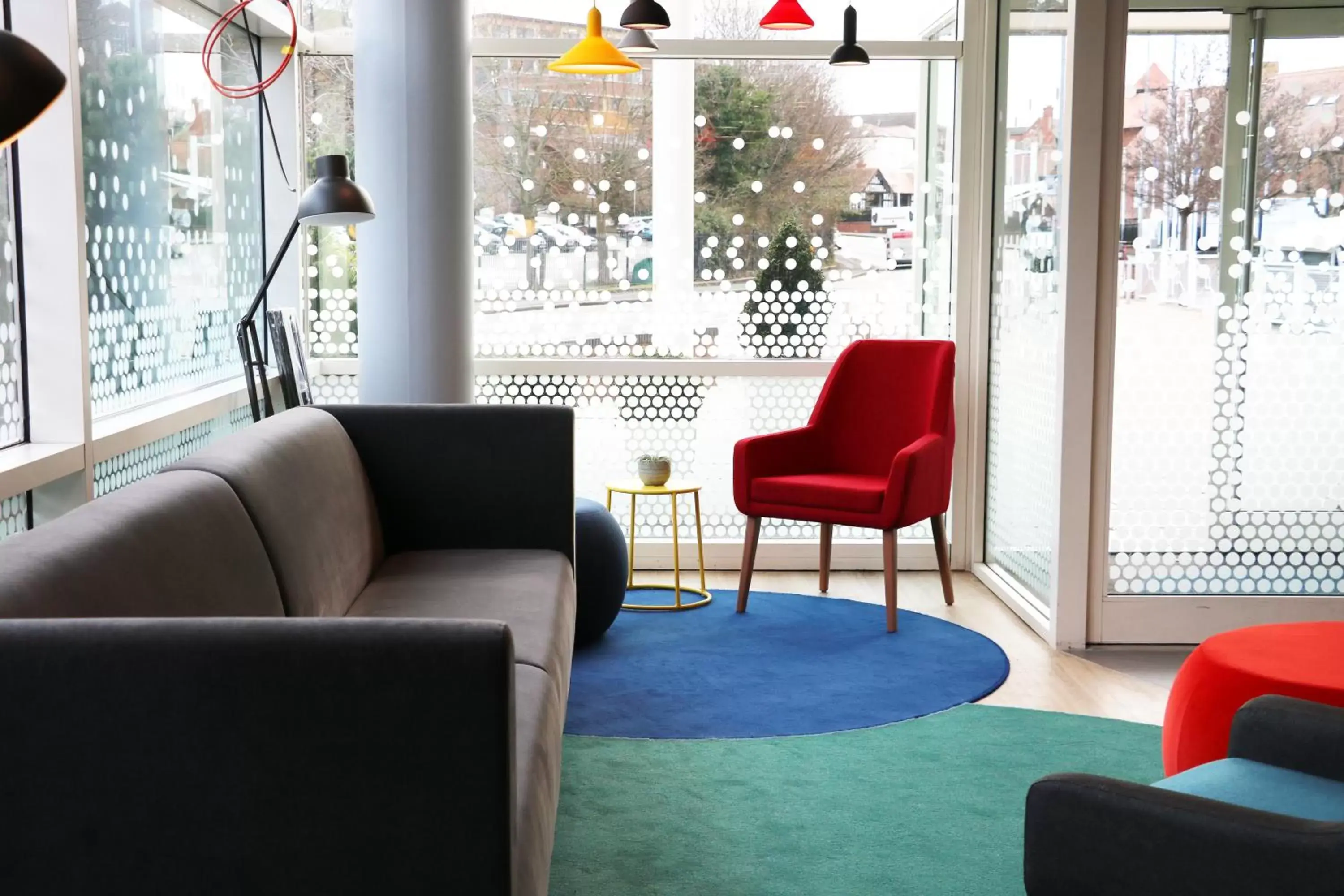 Lounge or bar in Holiday Inn Express, Chester Racecourse by IHG Lounge or bar in Holiday Inn Express, Chester Racecourse by IHG