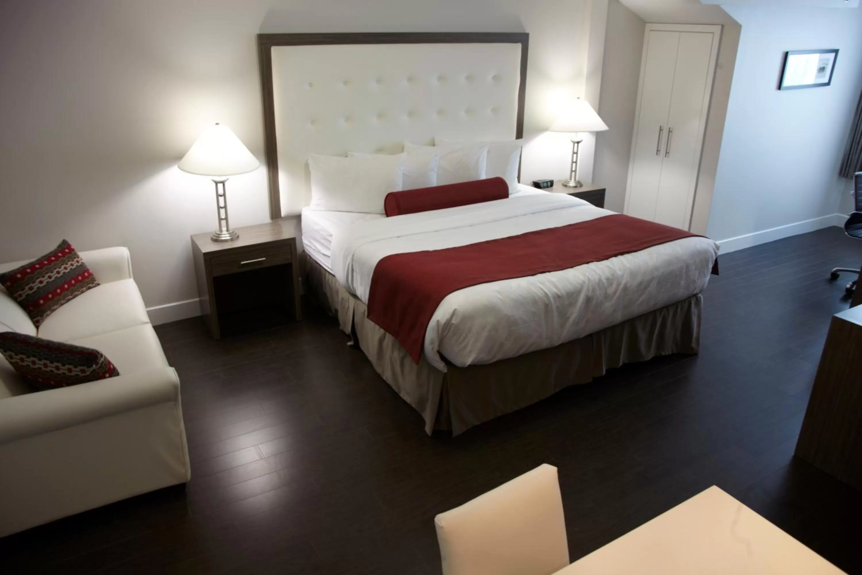 Bed in Admiral Inn Mississauga