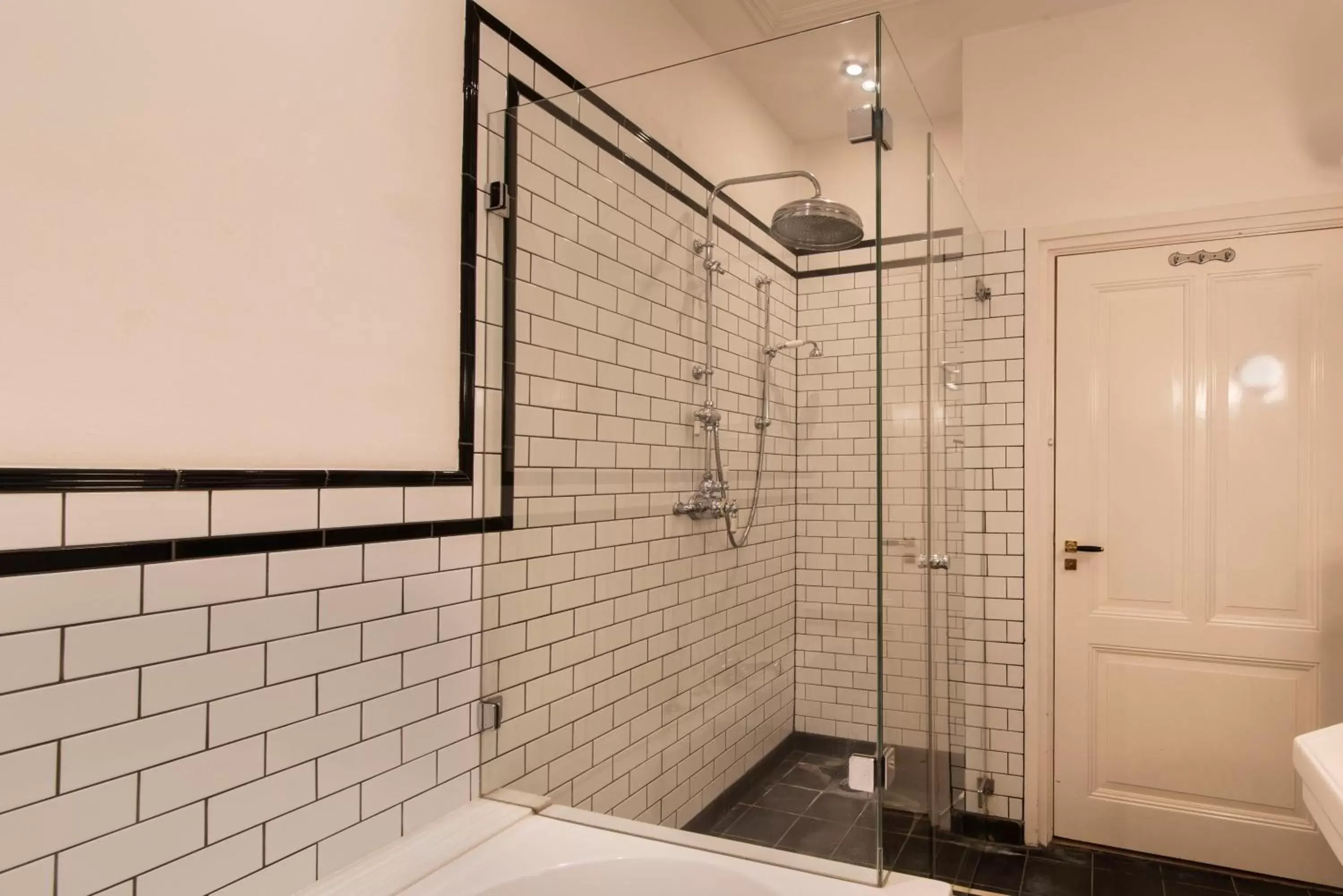 Shower, Bathroom in B&B De Schiedamse Suites