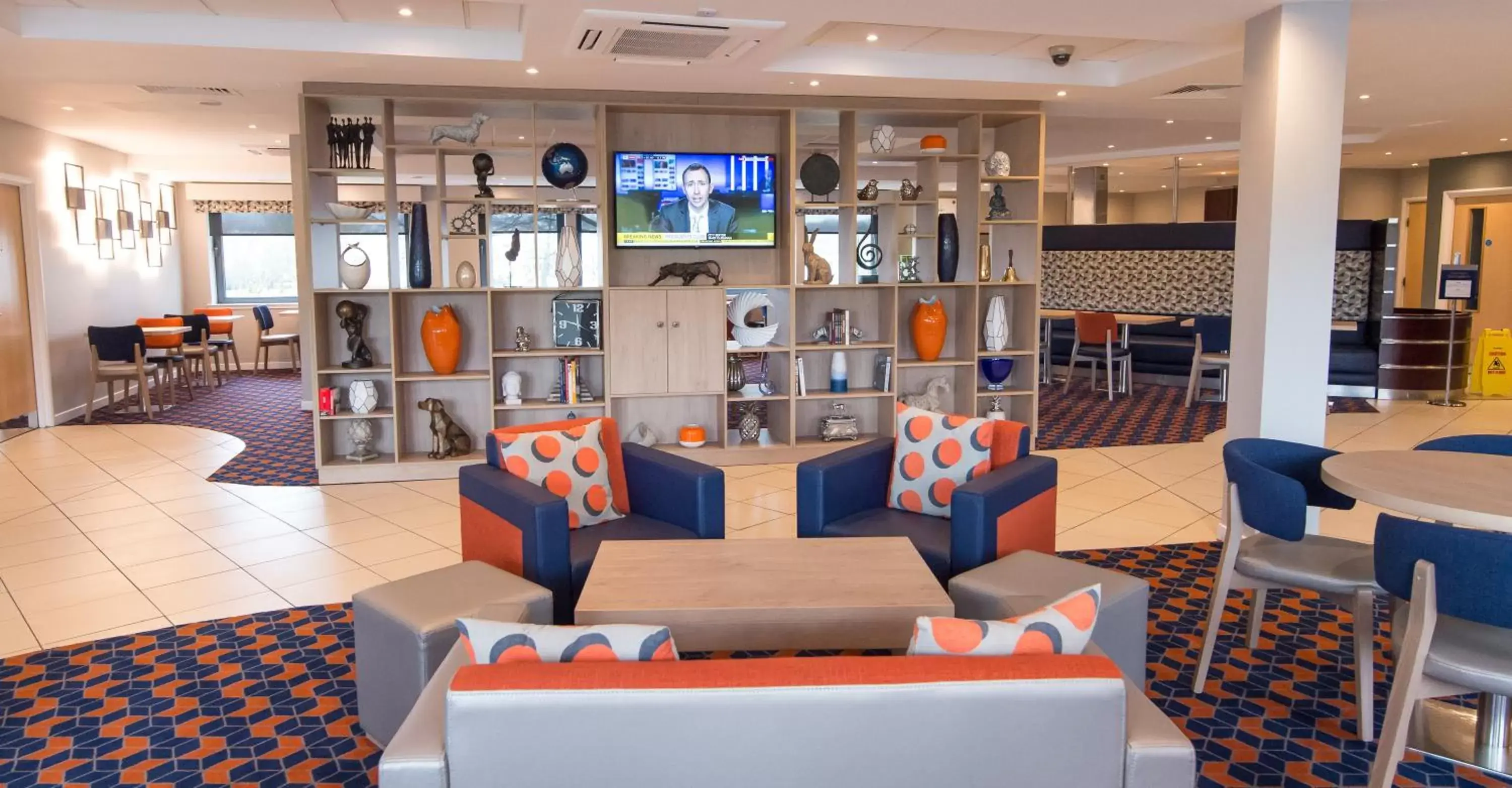 Lobby or reception, Lounge/Bar in Holiday Inn Express Dunfermline, an IHG Hotel