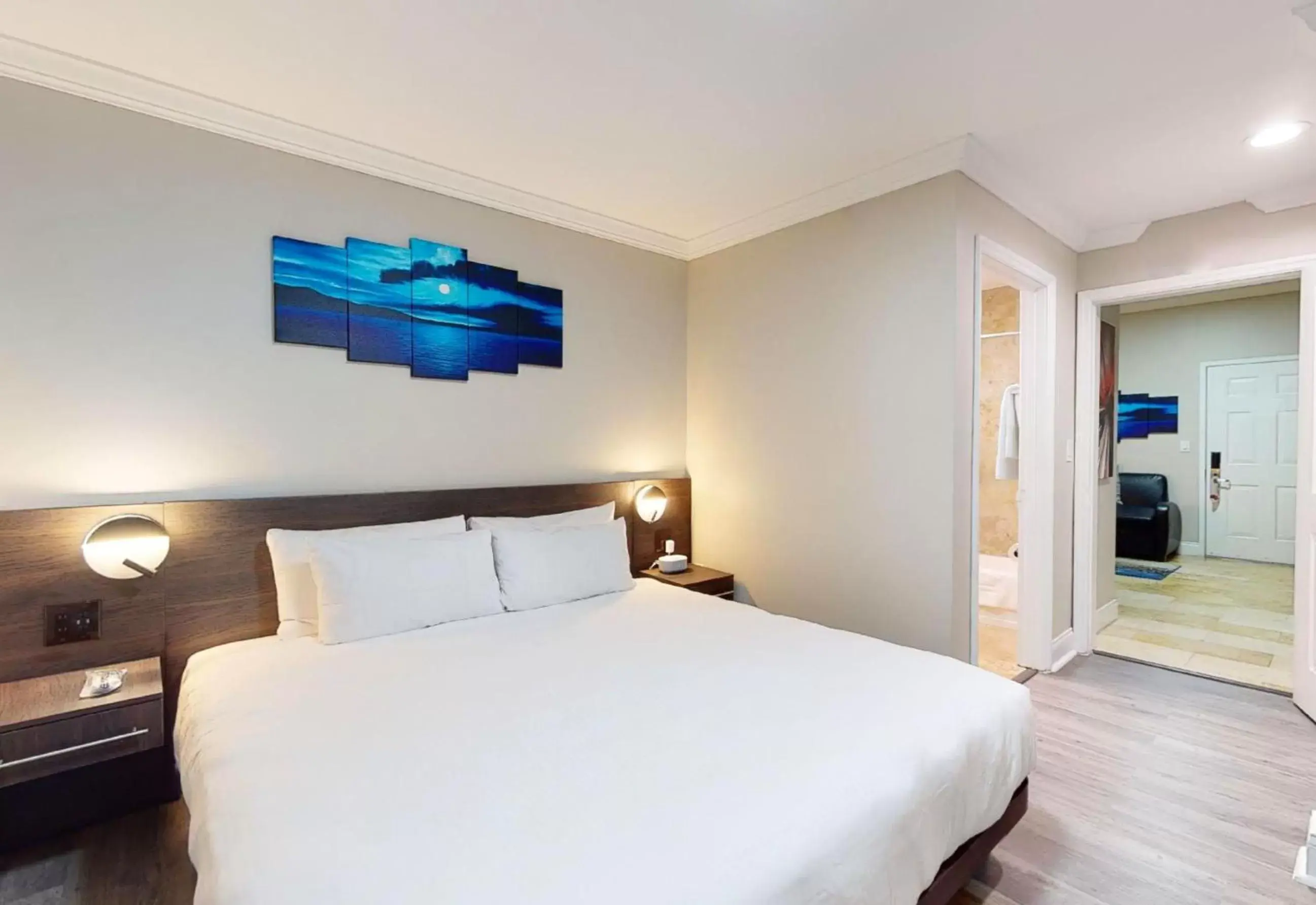 Bedroom, Bed in Nuvo Suites Hotel - Miami Doral