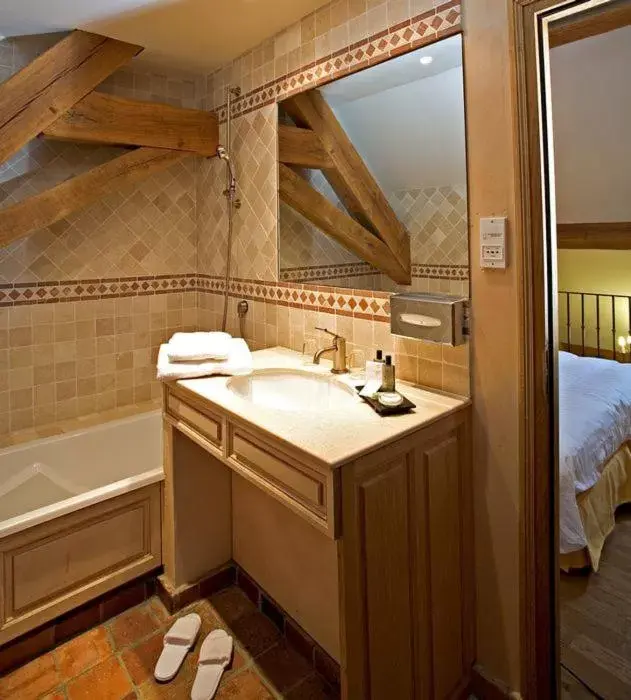 Bathroom in Hostellerie de la Tour d'Auxois