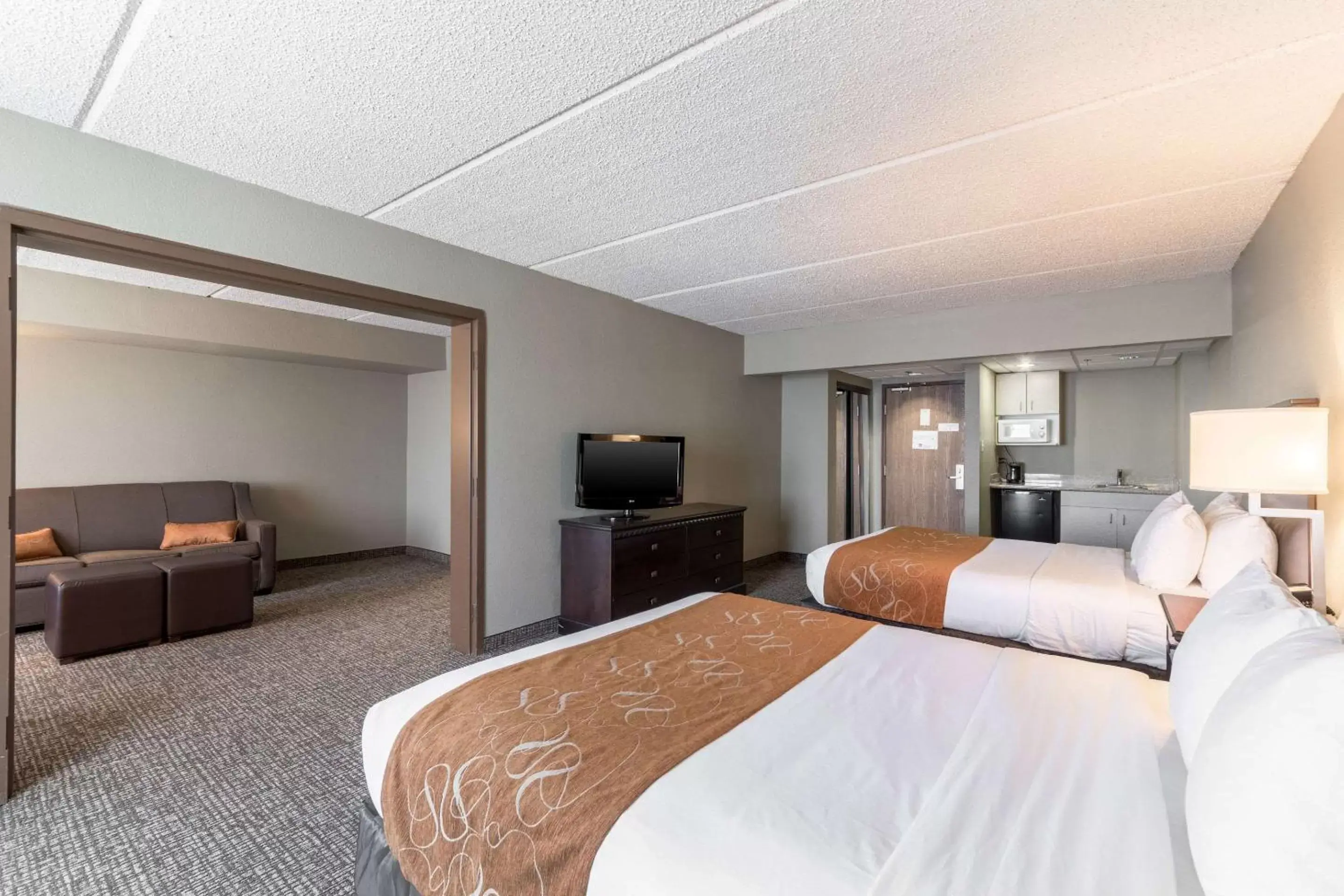 Photo of the whole room, Bed in Comfort Suites Austin Airport