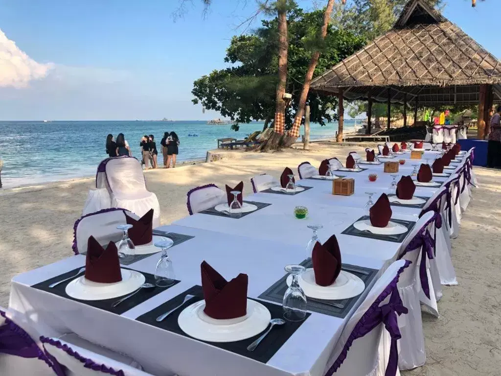 Restaurant/Places to Eat in Madu Tiga Beach & Resort