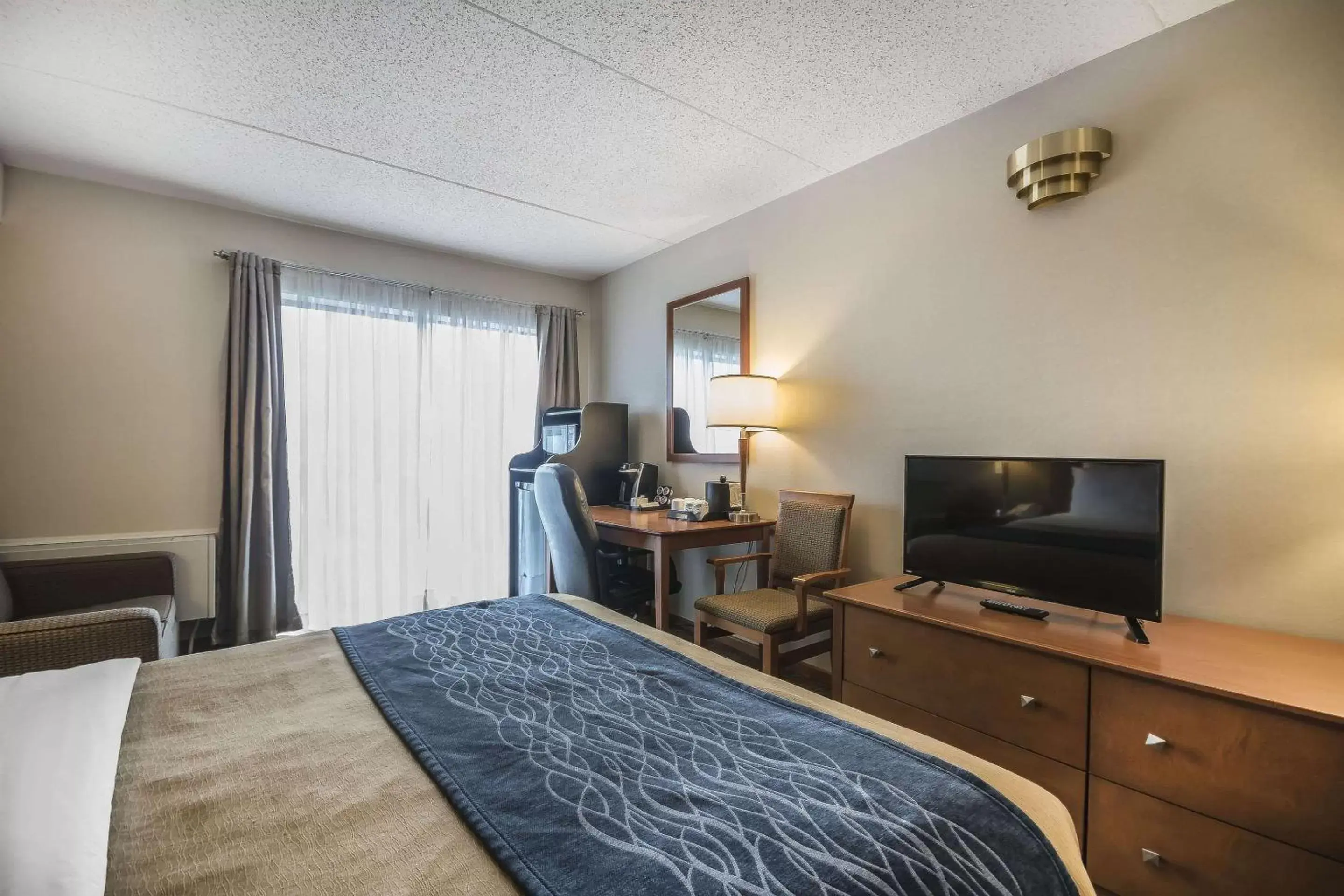 Photo of the whole room, TV/Entertainment Center in Comfort Inn Chilliwack