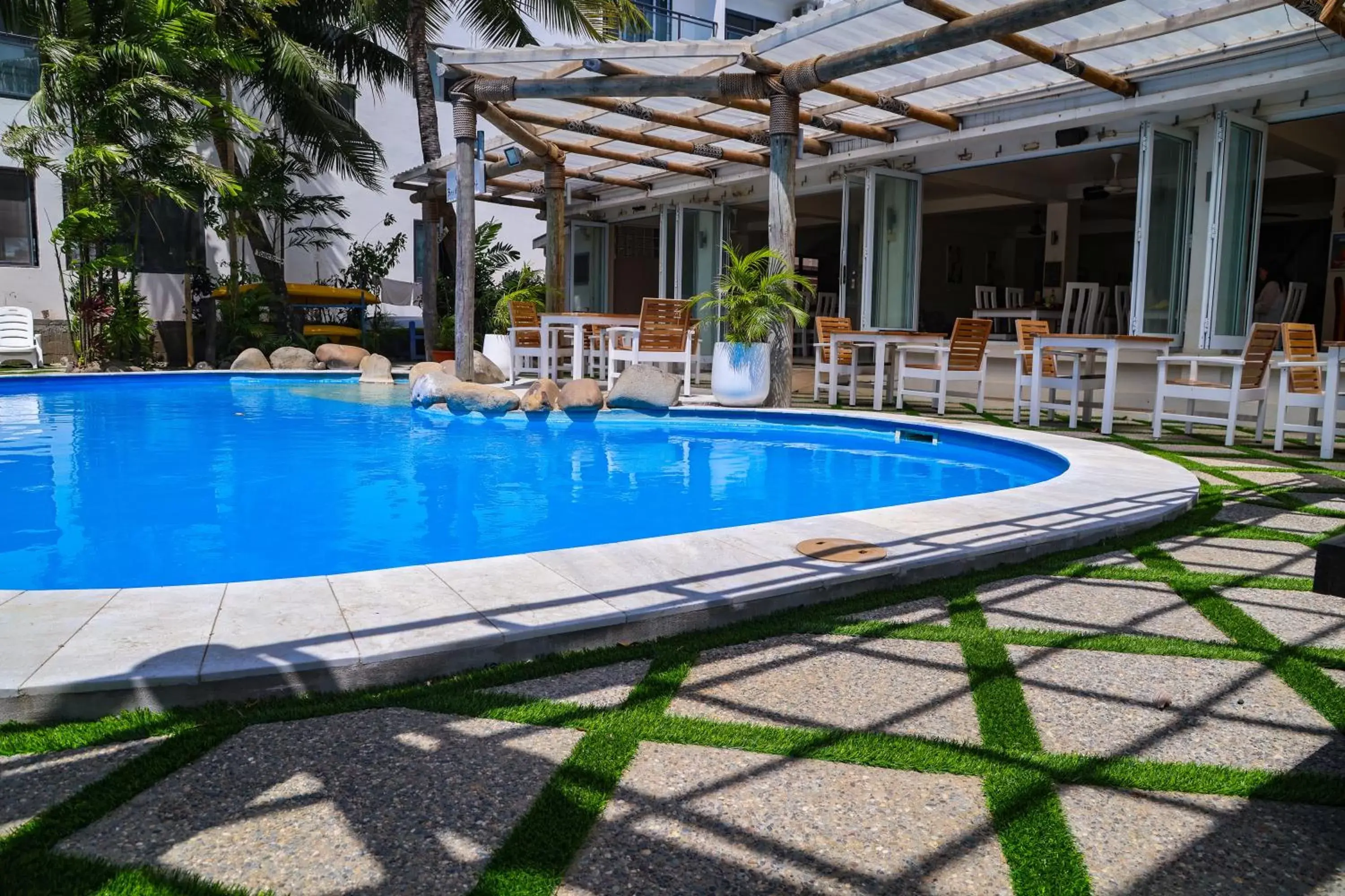 Dining area, Swimming Pool in Aquarius On The Beach