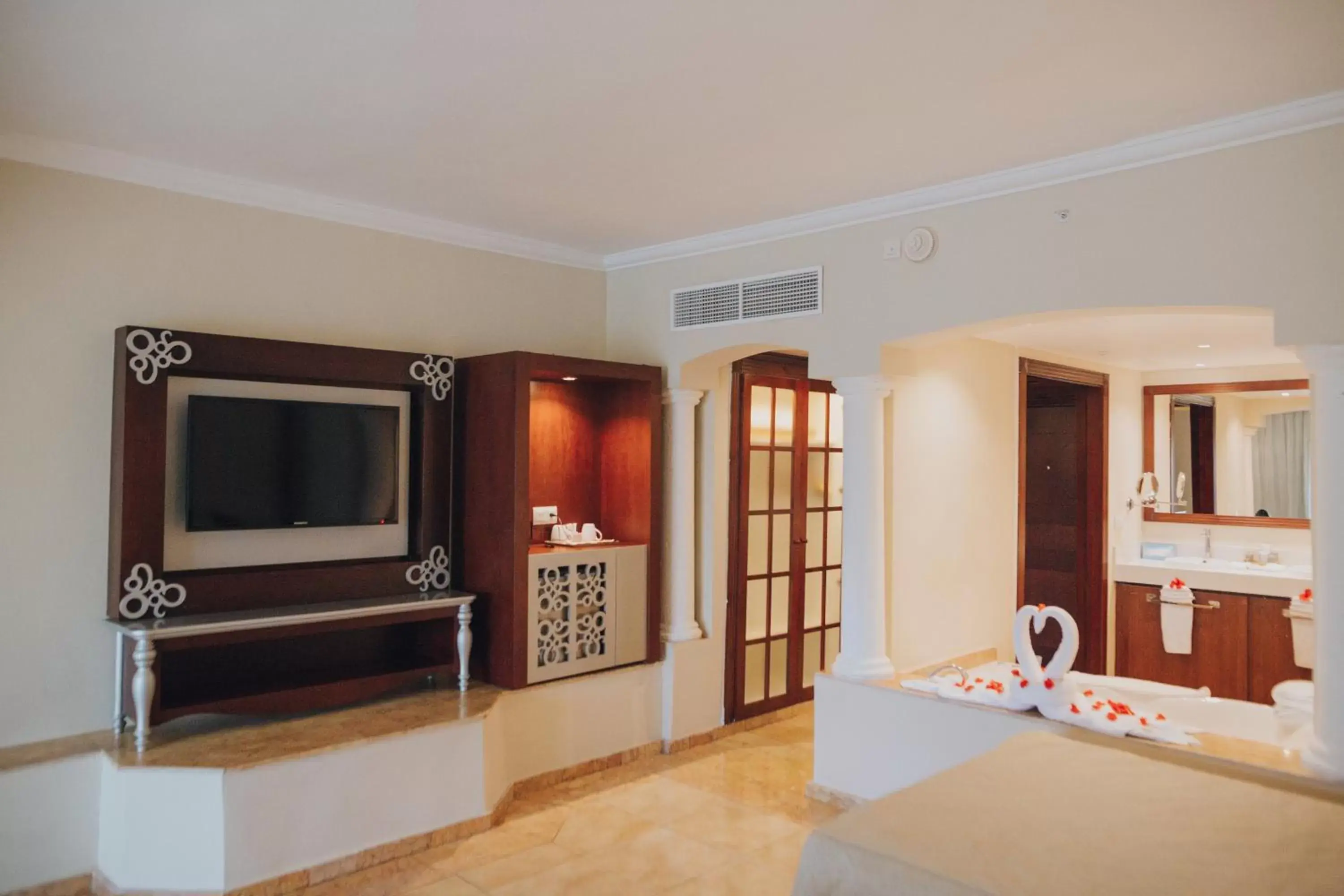 Junior Suite with jacuzzi - Free WiFi in Majestic Colonial Punta Cana - All Inclusive