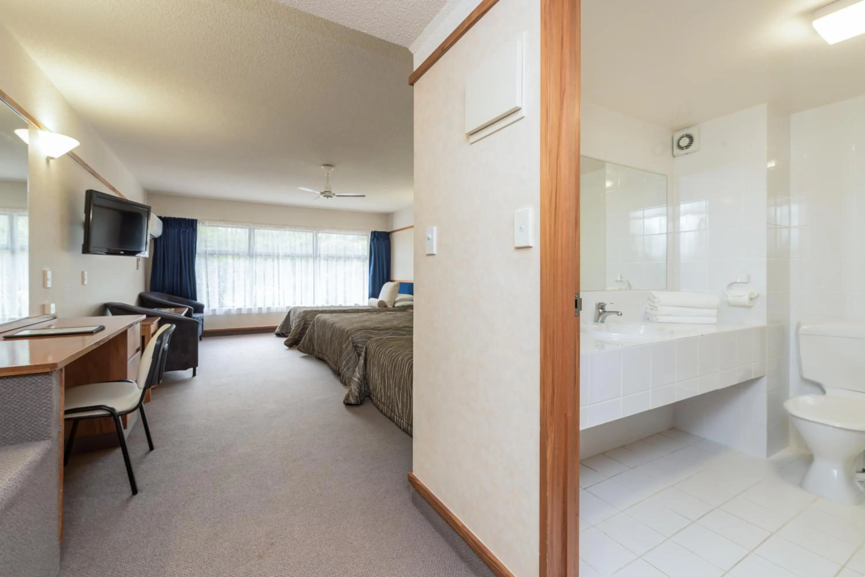 Bedroom in Distinction Hamilton Hotel & Conference Centre