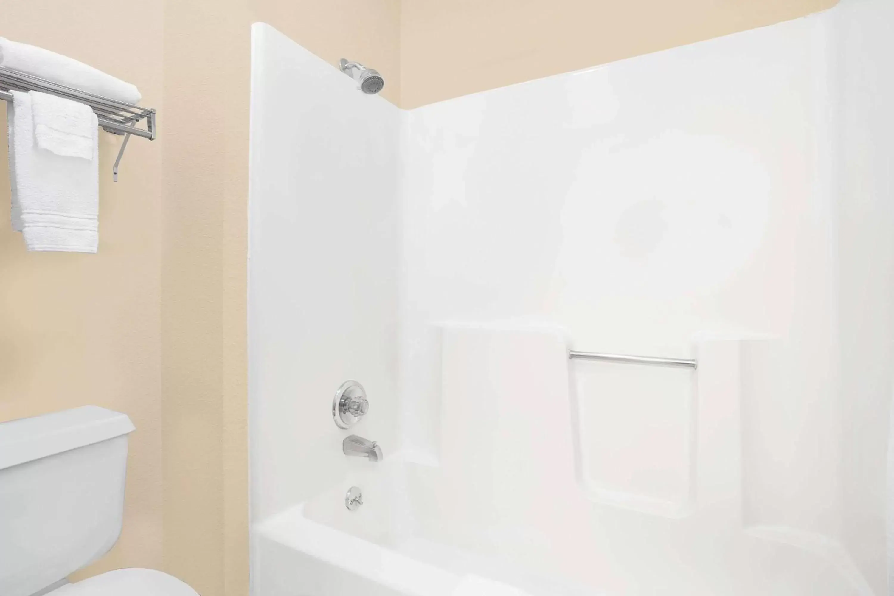 Bathroom in Boarders Inn & Suites by Cobblestone Hotels Waterloo Cedar Falls