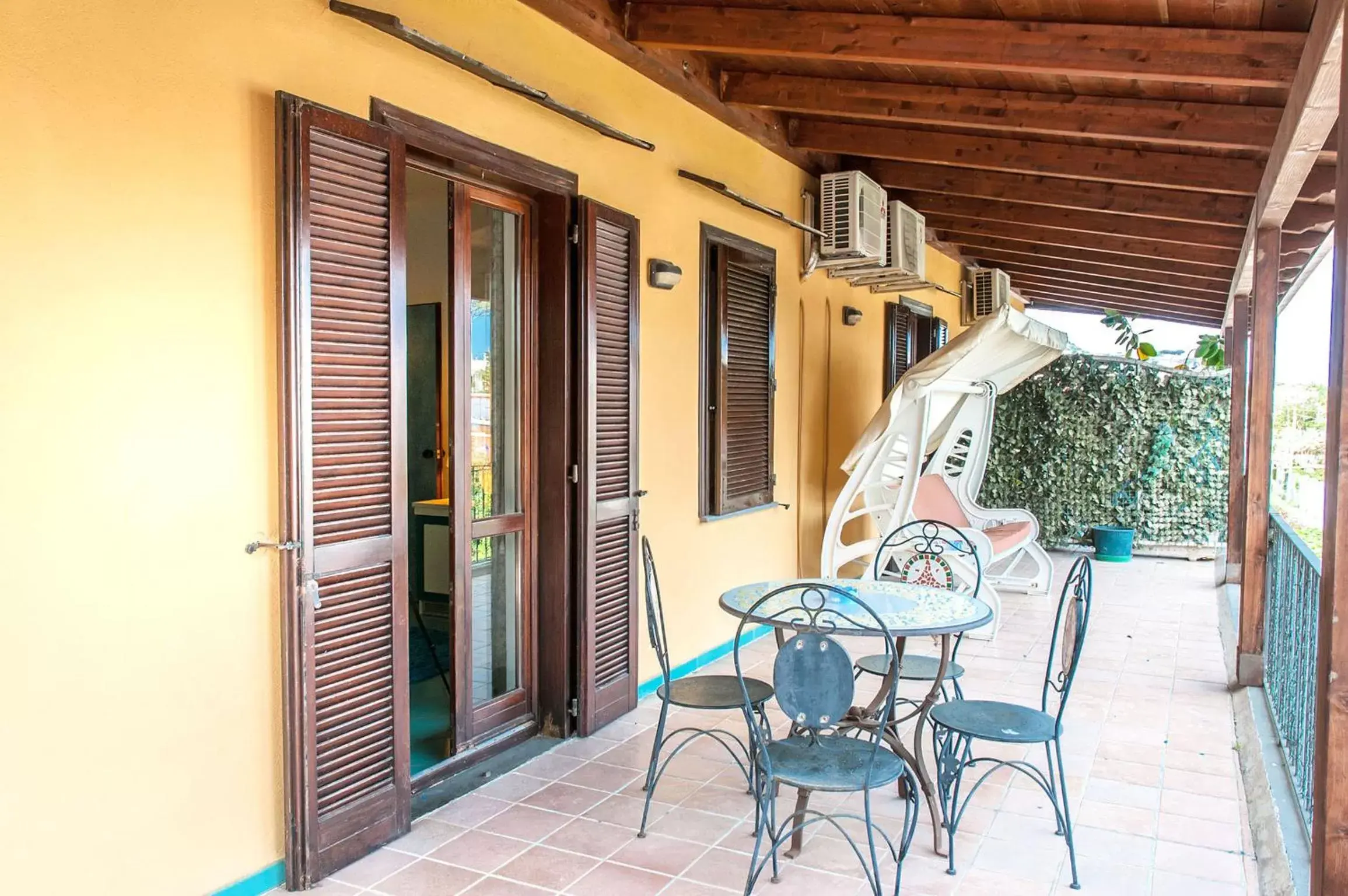 Shower, Patio/Outdoor Area in Hotel Annabelle