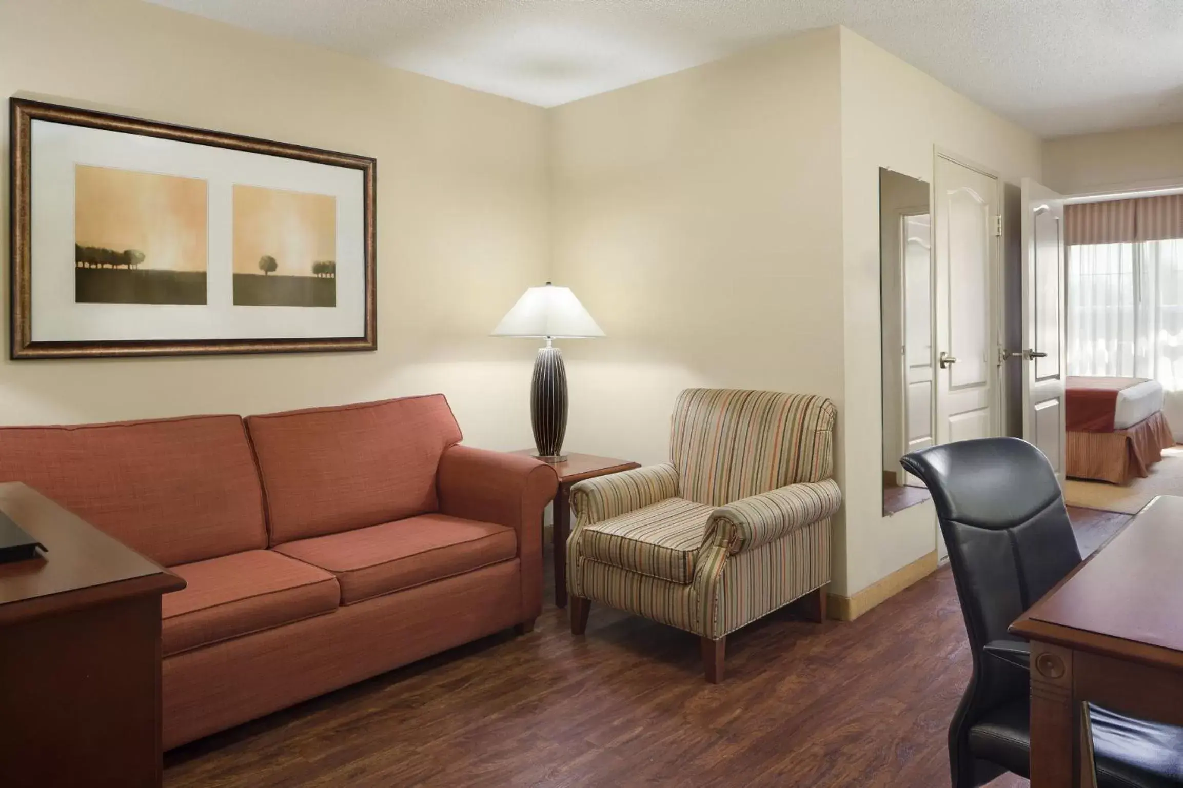 Photo of the whole room, Seating Area in Country Inn & Suites by Radisson, Baltimore North, MD