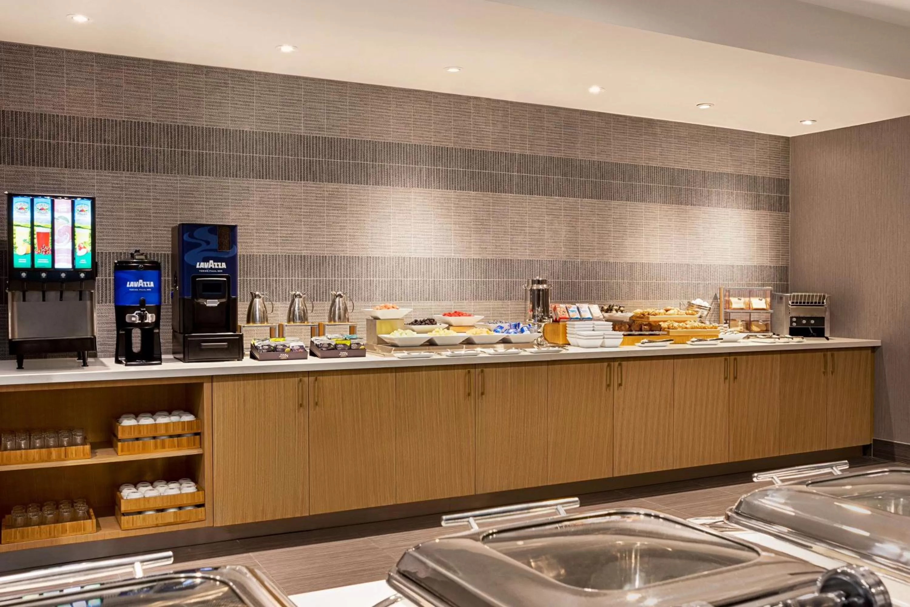 Restaurant/places to eat in Doubletree By Hilton Pointe Claire Montreal Airport West