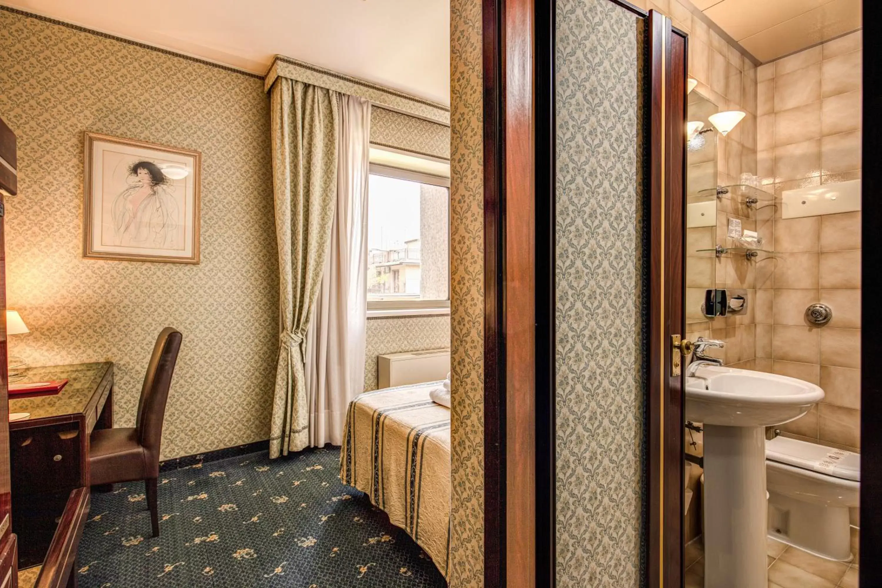 Bed, Bathroom in Venice Michelangelo Hotel