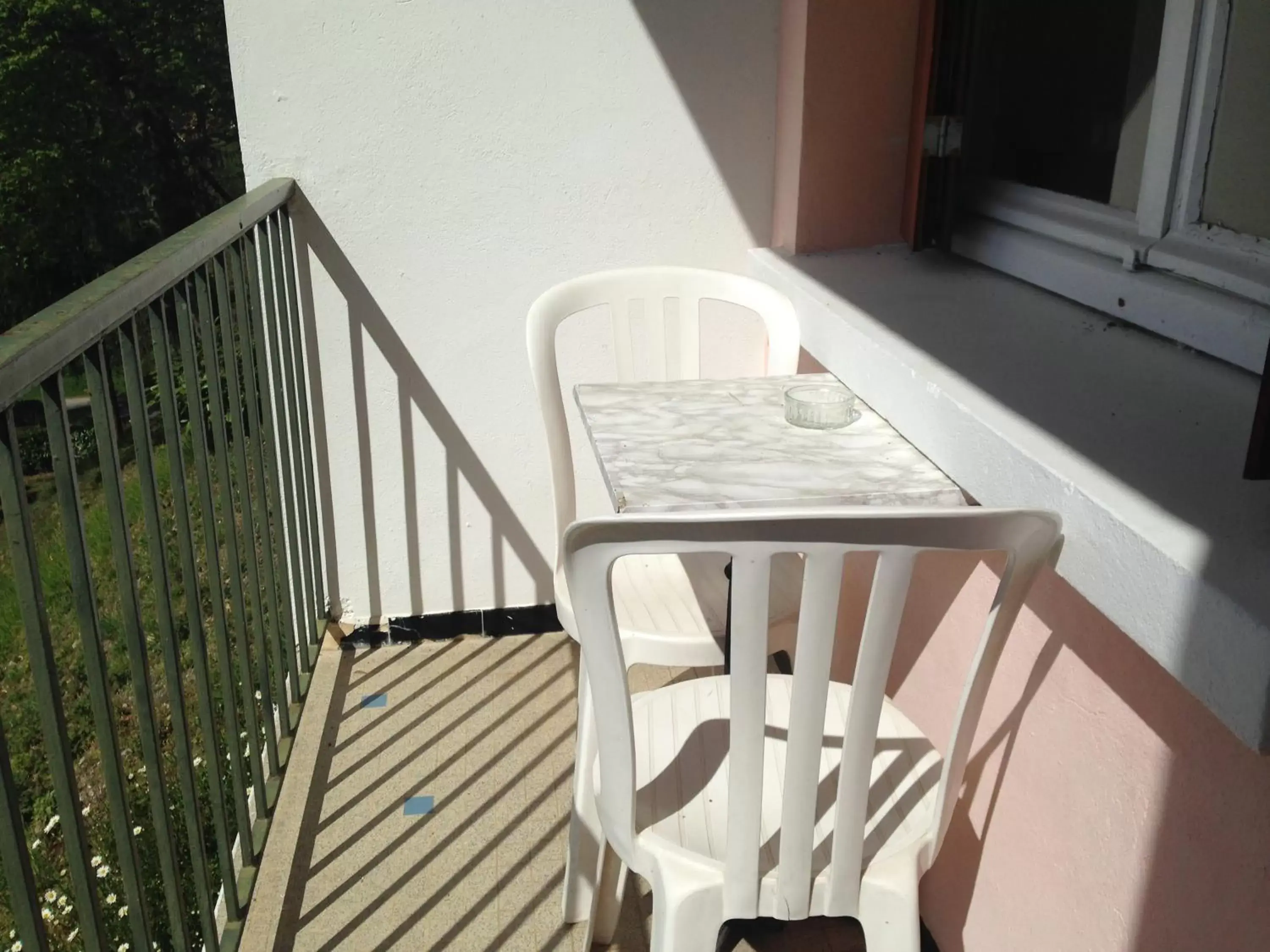 Balcony/Terrace in Les chambres et studios Camping Parc de Paletès