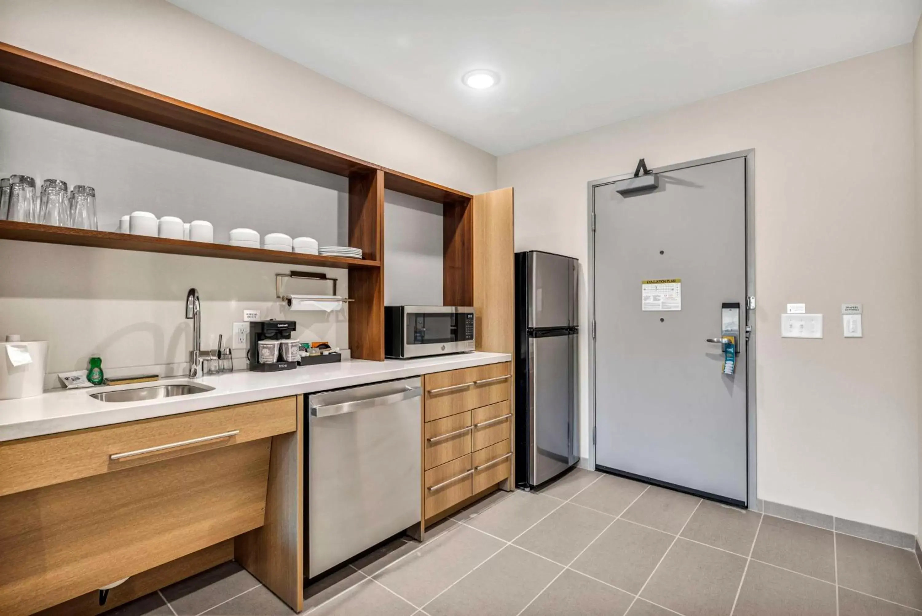 Photo of the whole room, Kitchen/Kitchenette in Home2 Suites By Hilton Raleigh State Arena