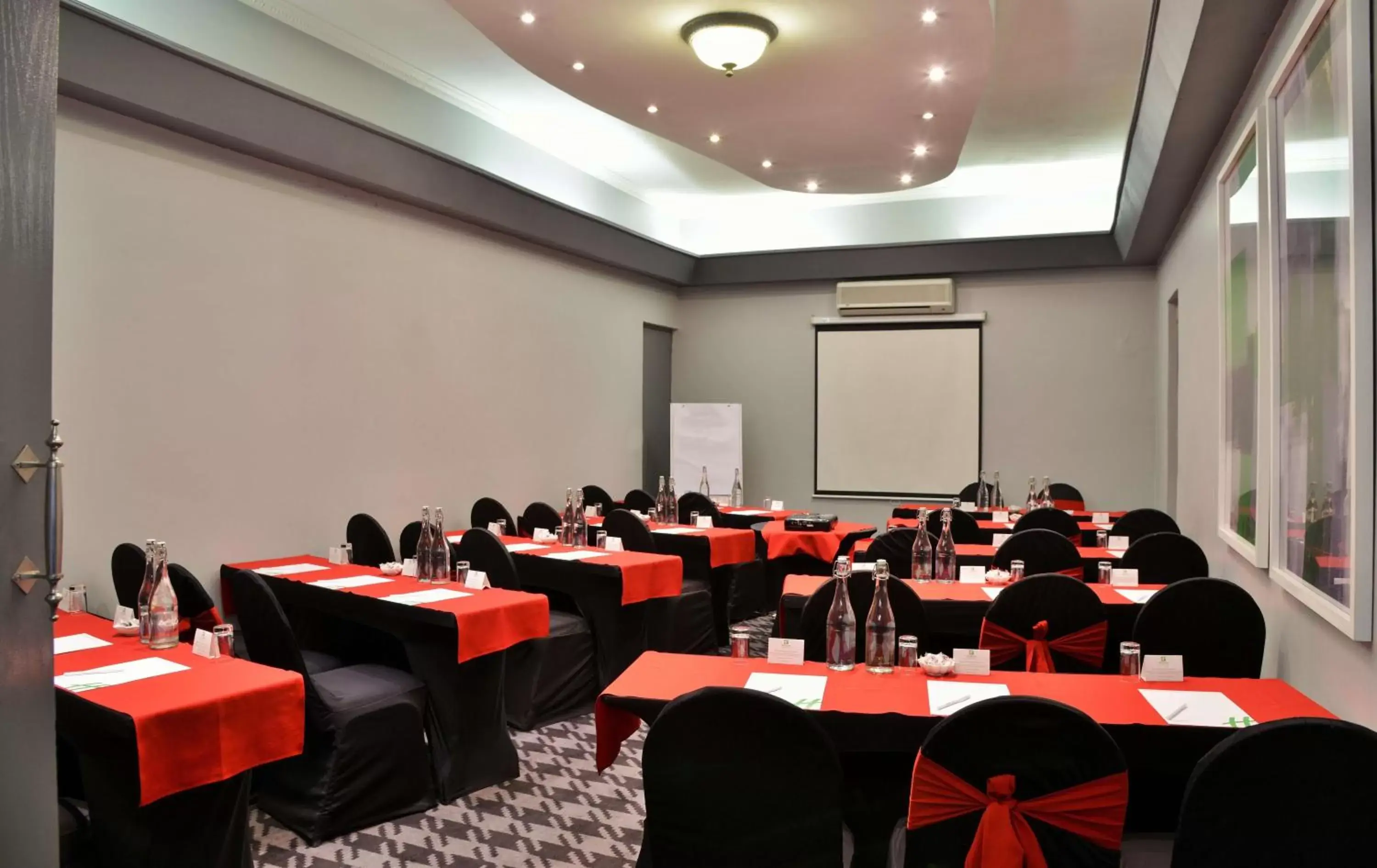 Meeting/conference room in Holiday Inn Johannesburg Airport, an IHG Hotel