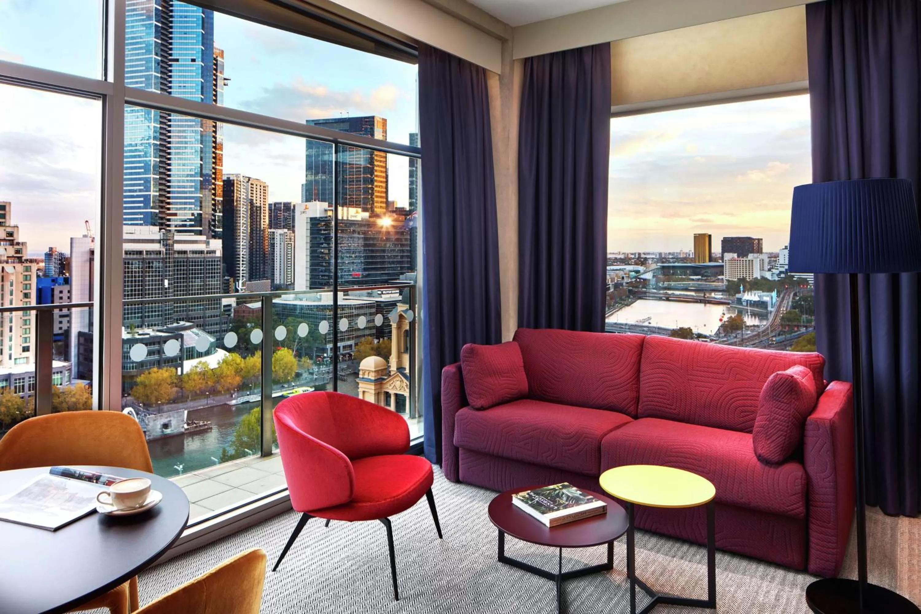 Living room in DoubleTree by Hilton Melbourne