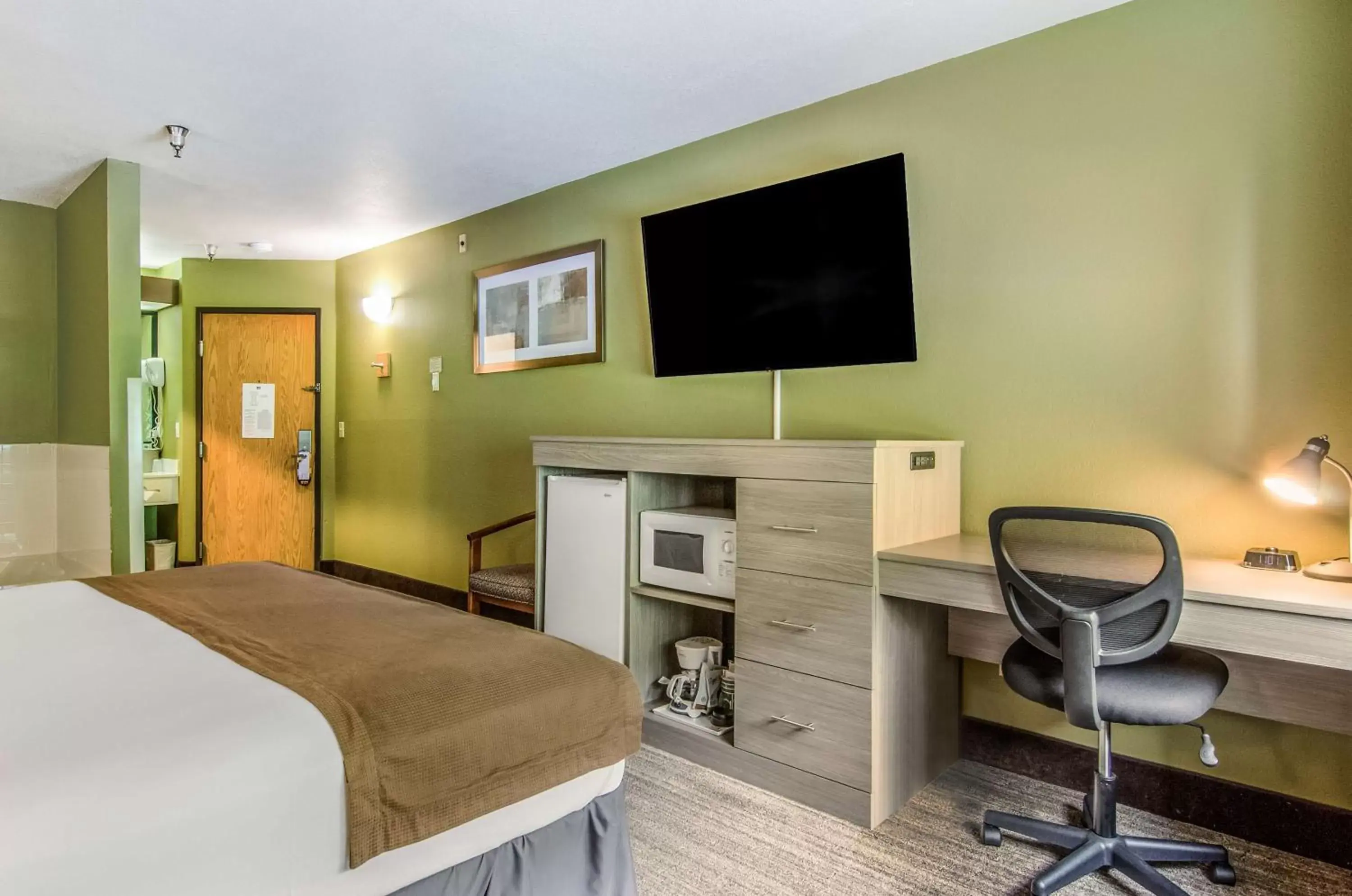 Hot Tub, TV/Entertainment Center in GuestHouse Inn & Suites Poulsbo