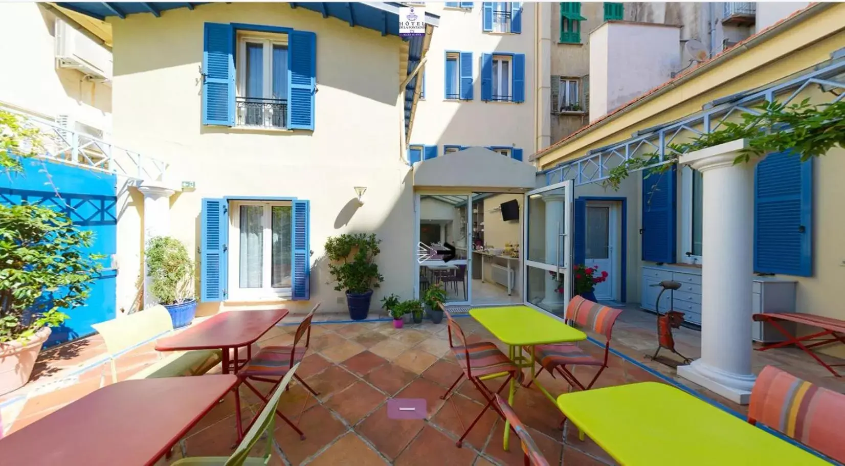 Patio in Hôtel de la Fontaine