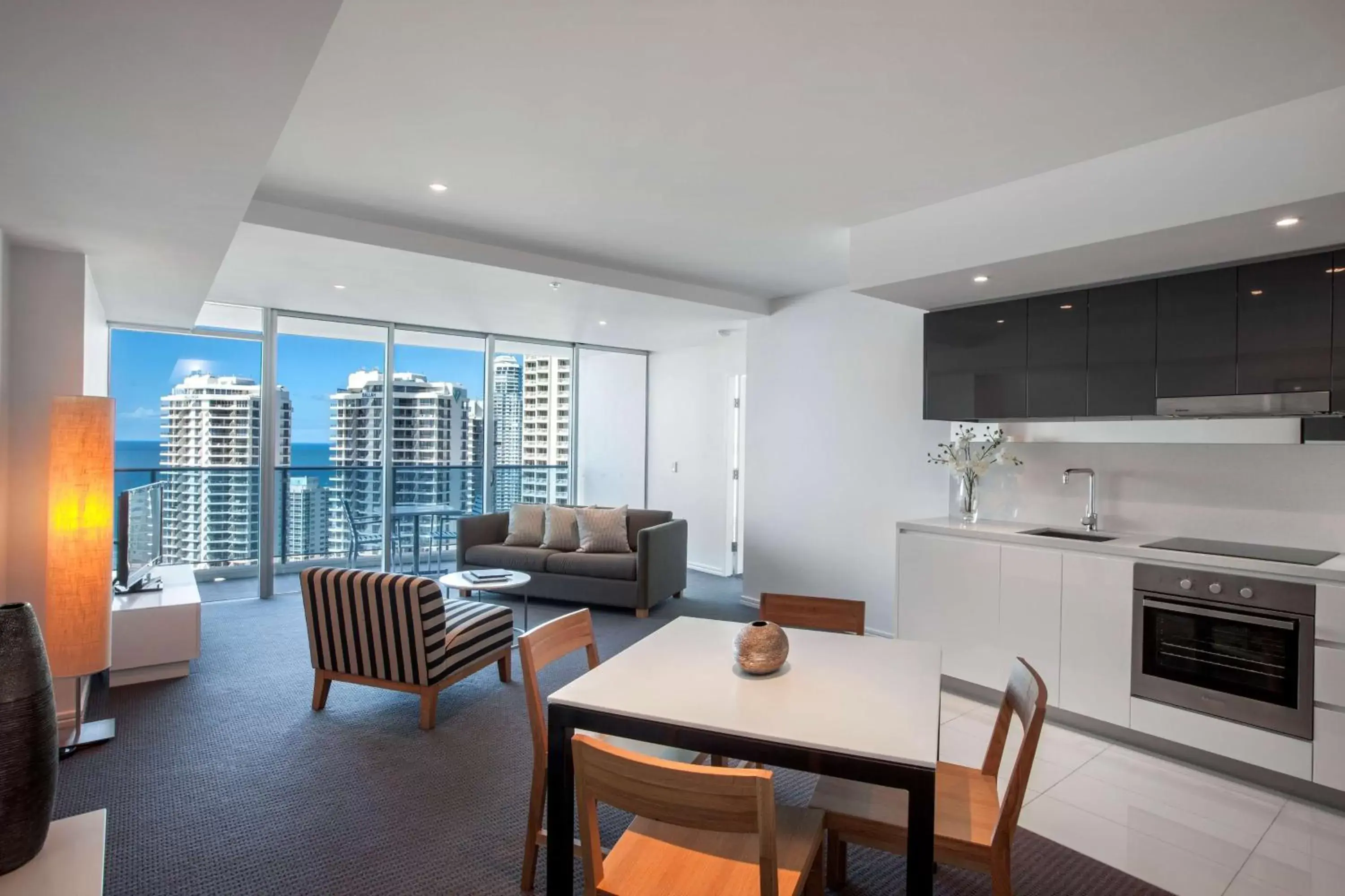 Kitchen or kitchenette, Dining Area in Hilton Surfers Paradise Hotel & Residences