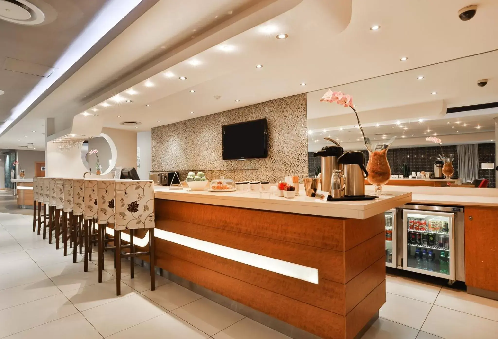 Lounge or bar, Lobby/Reception in Holiday Inn Express Durban - Umhlanga, an IHG Hotel