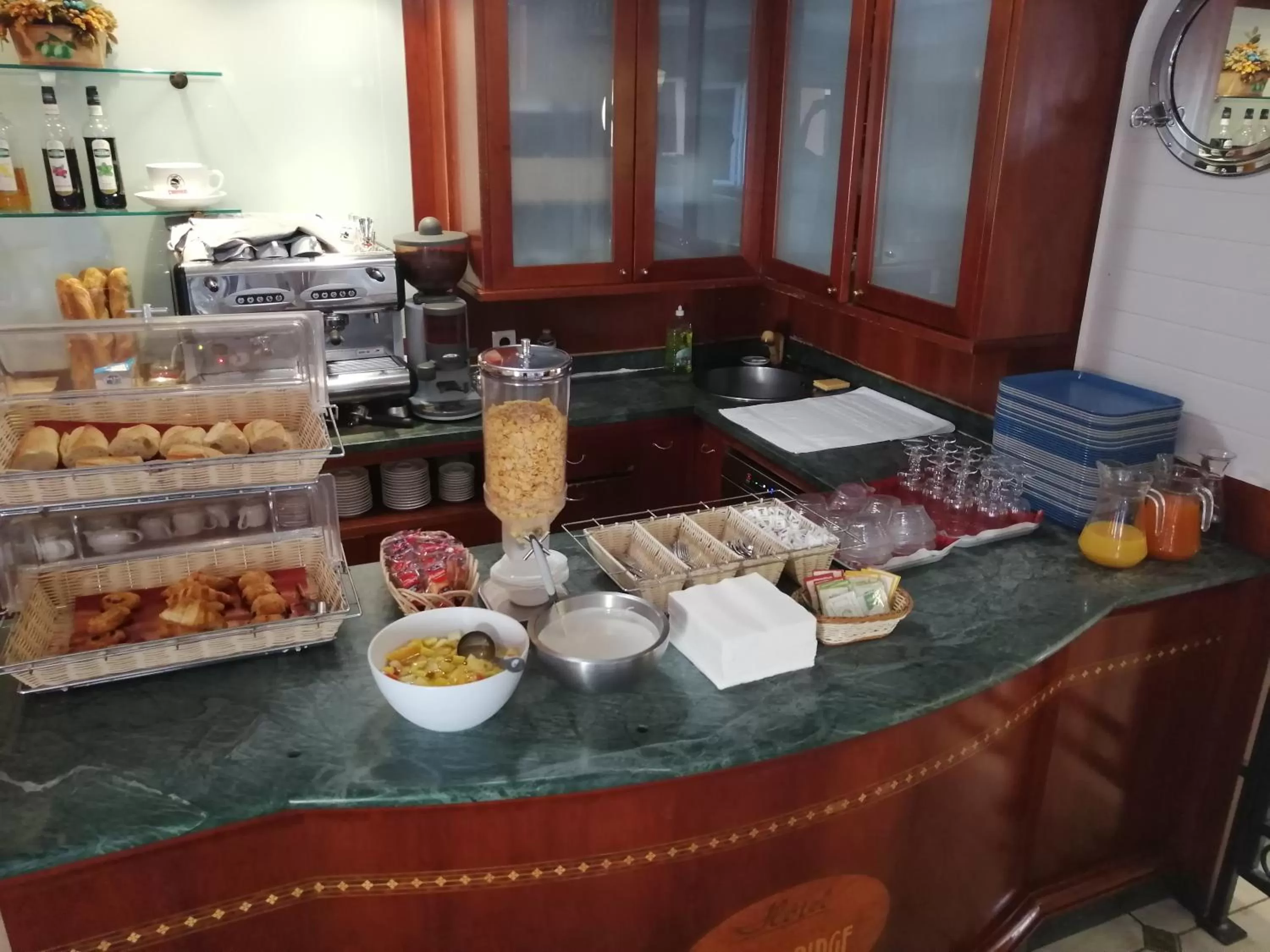 Coffee/tea facilities in Hôtel Le Claridge