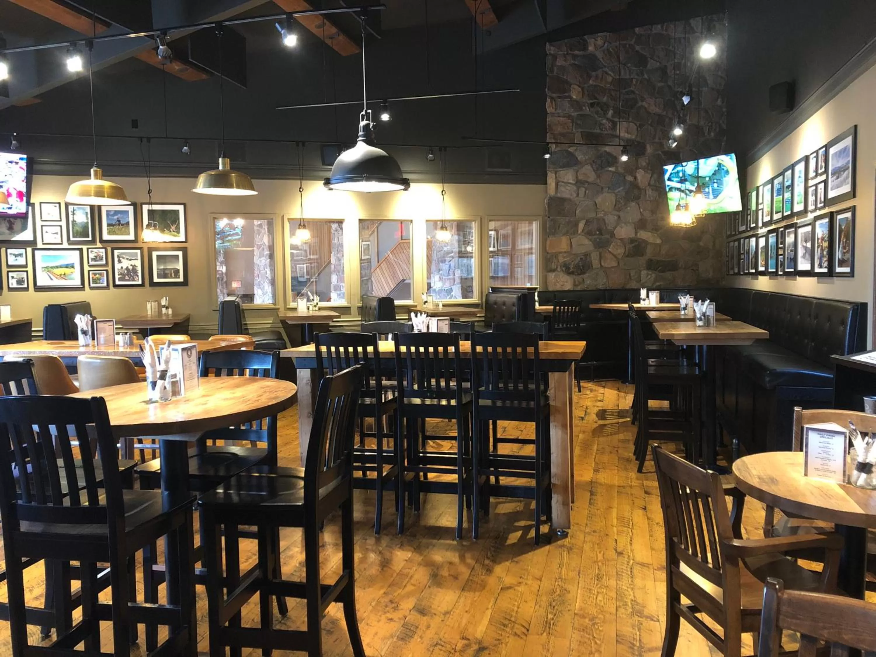 Lounge or bar in Fairmont Hot Springs Resort