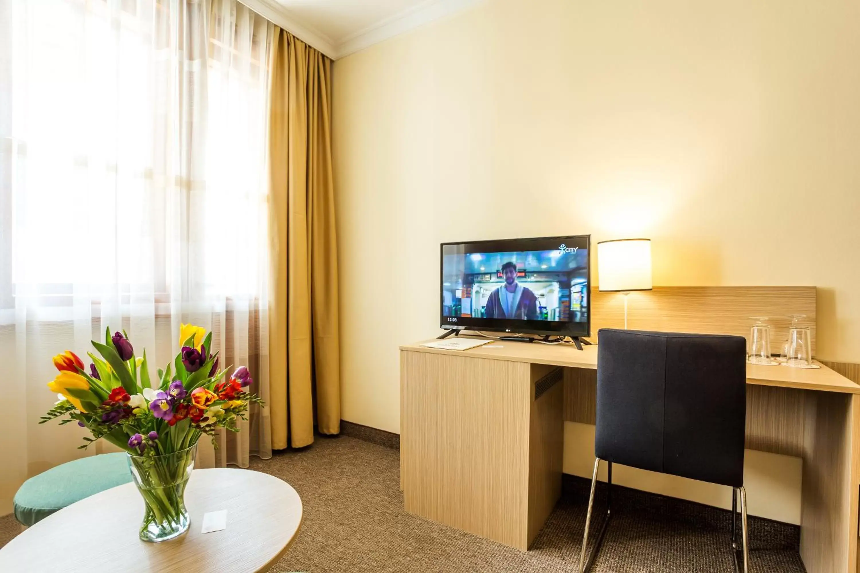 Photo of the whole room, TV/Entertainment Center in Geneva Hotel