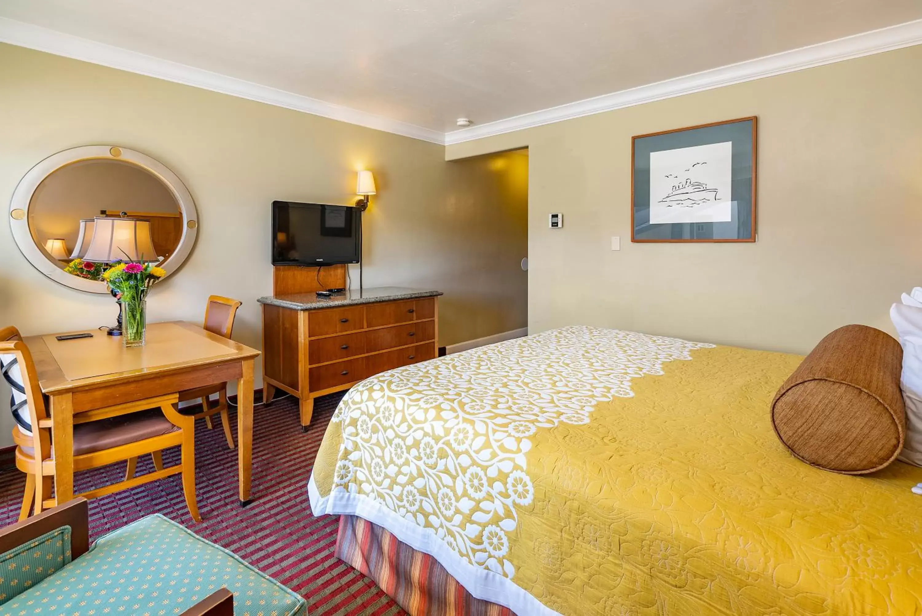 Photo of the whole room, Bed in Aloha Inn