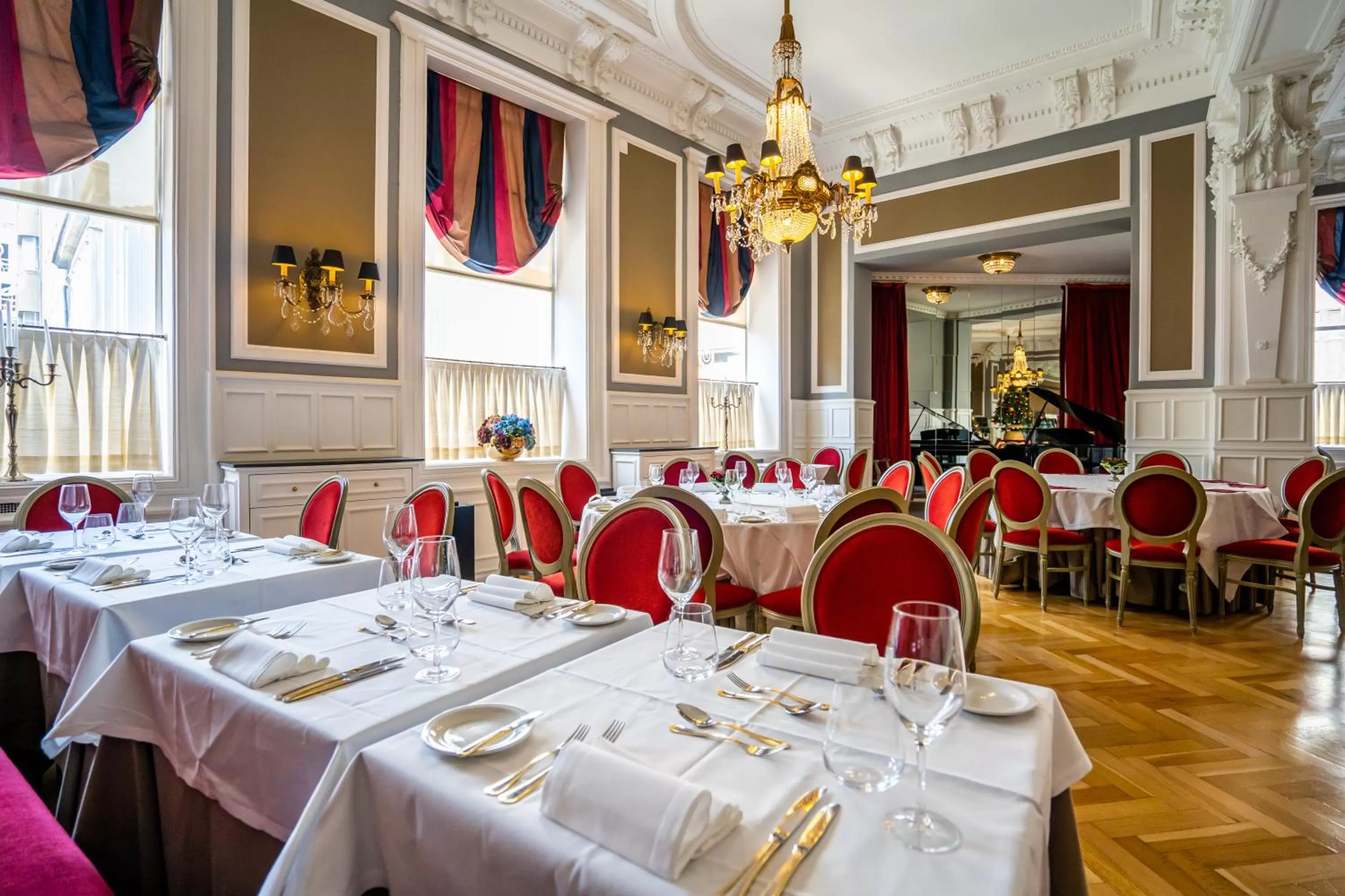 Restaurant/places to eat in Grande Hotel do Porto