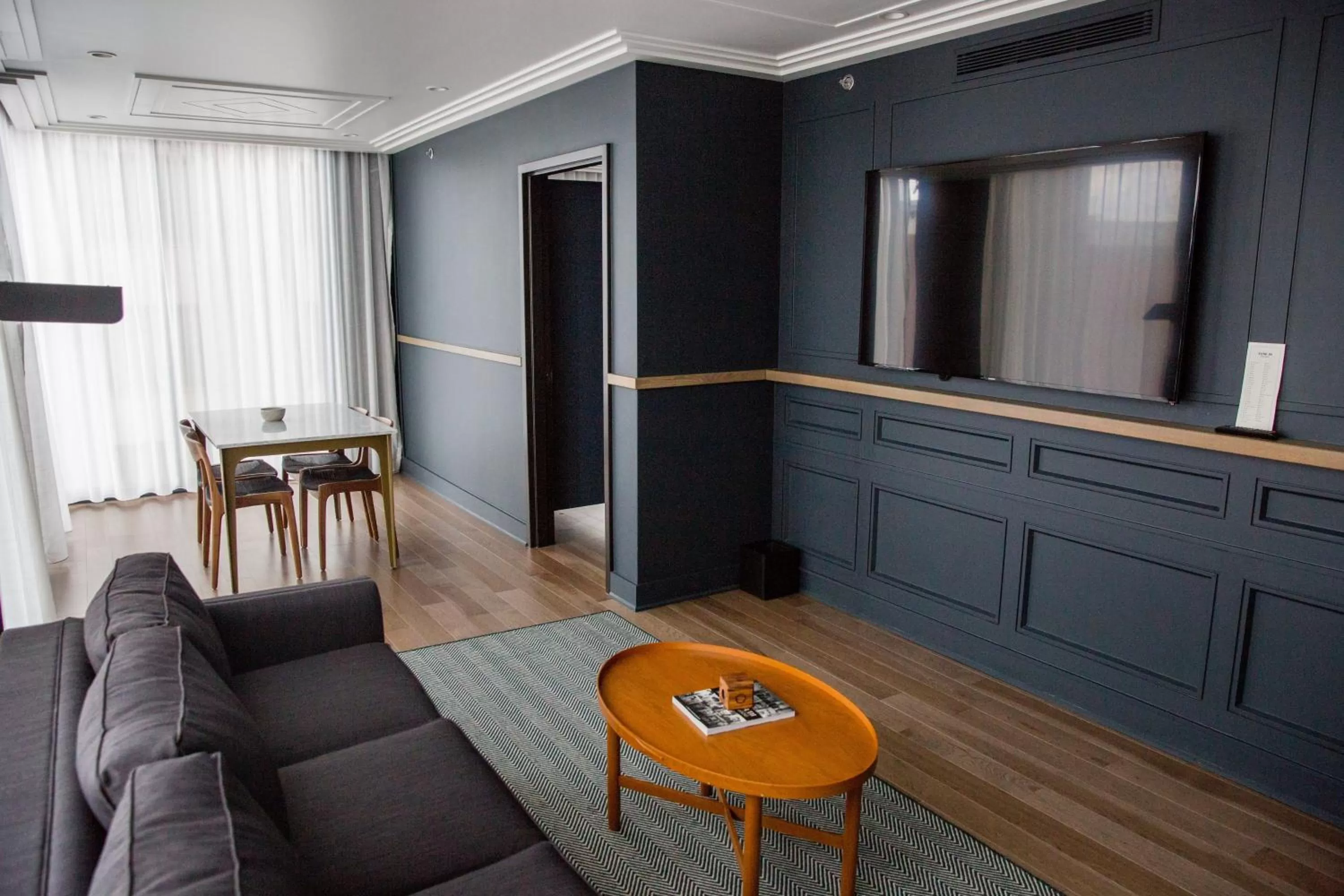 Photo of the whole room in Noelle