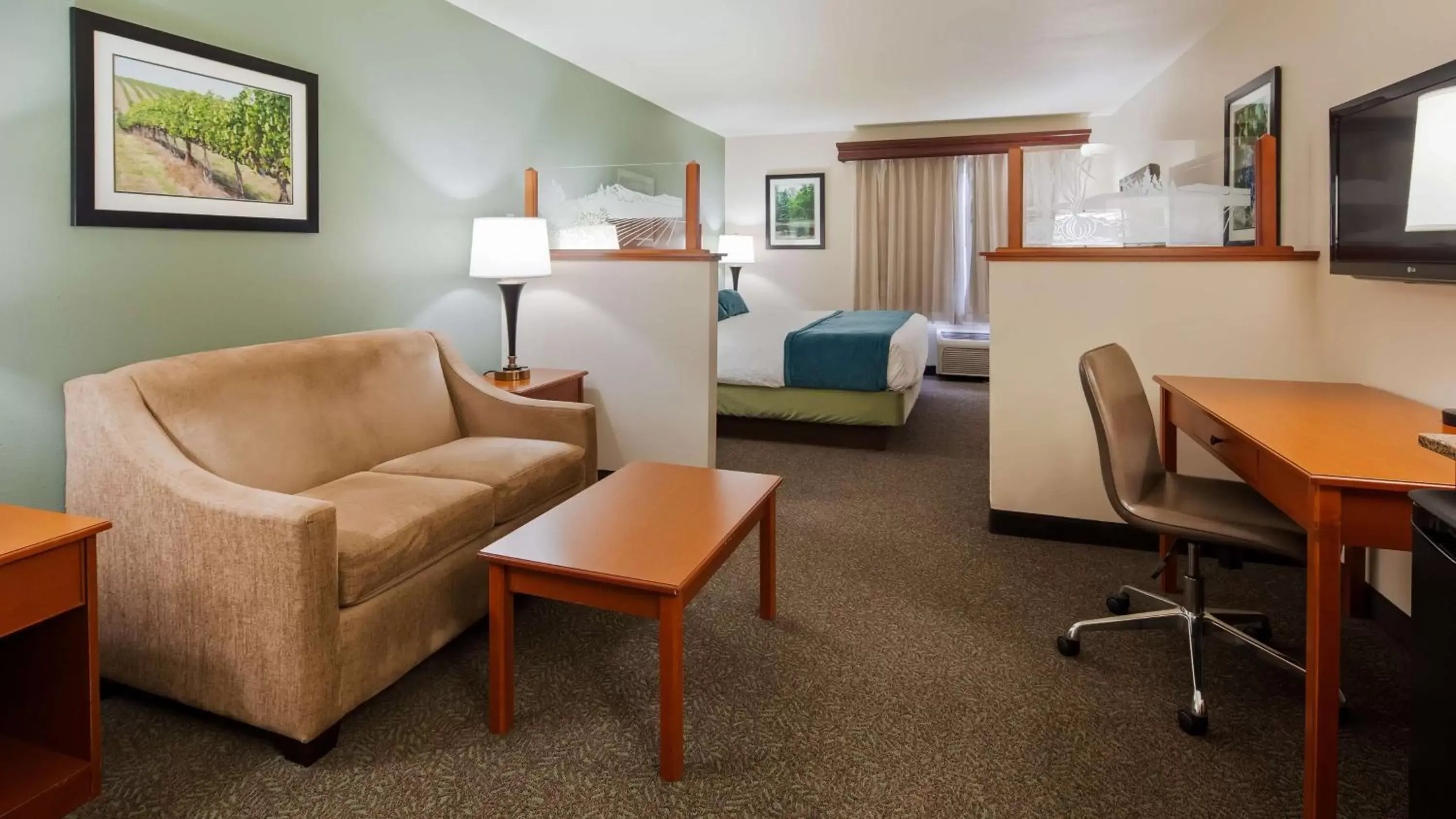 Photo of the whole room, Seating Area in Best Western PLUS Walla Walla Suites Inn