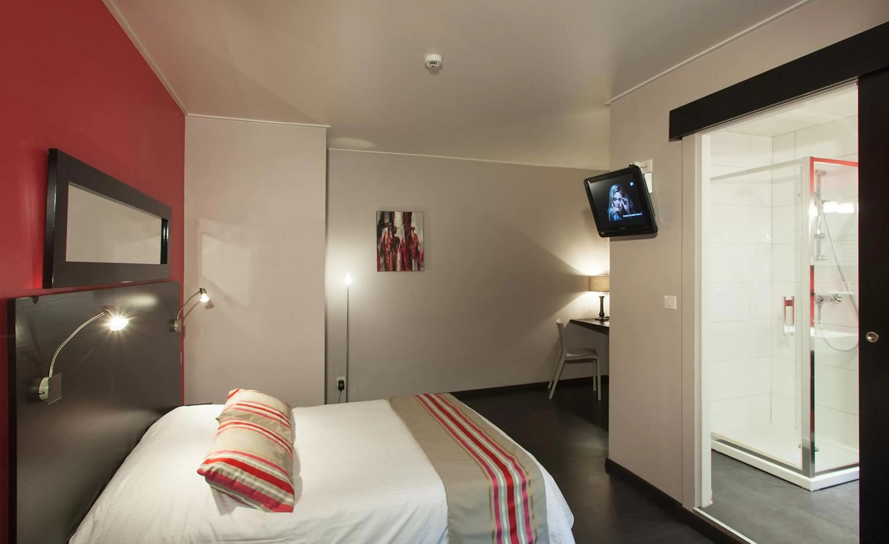 Photo of the whole room, Bed in Hotel Restaurant Les Capucins