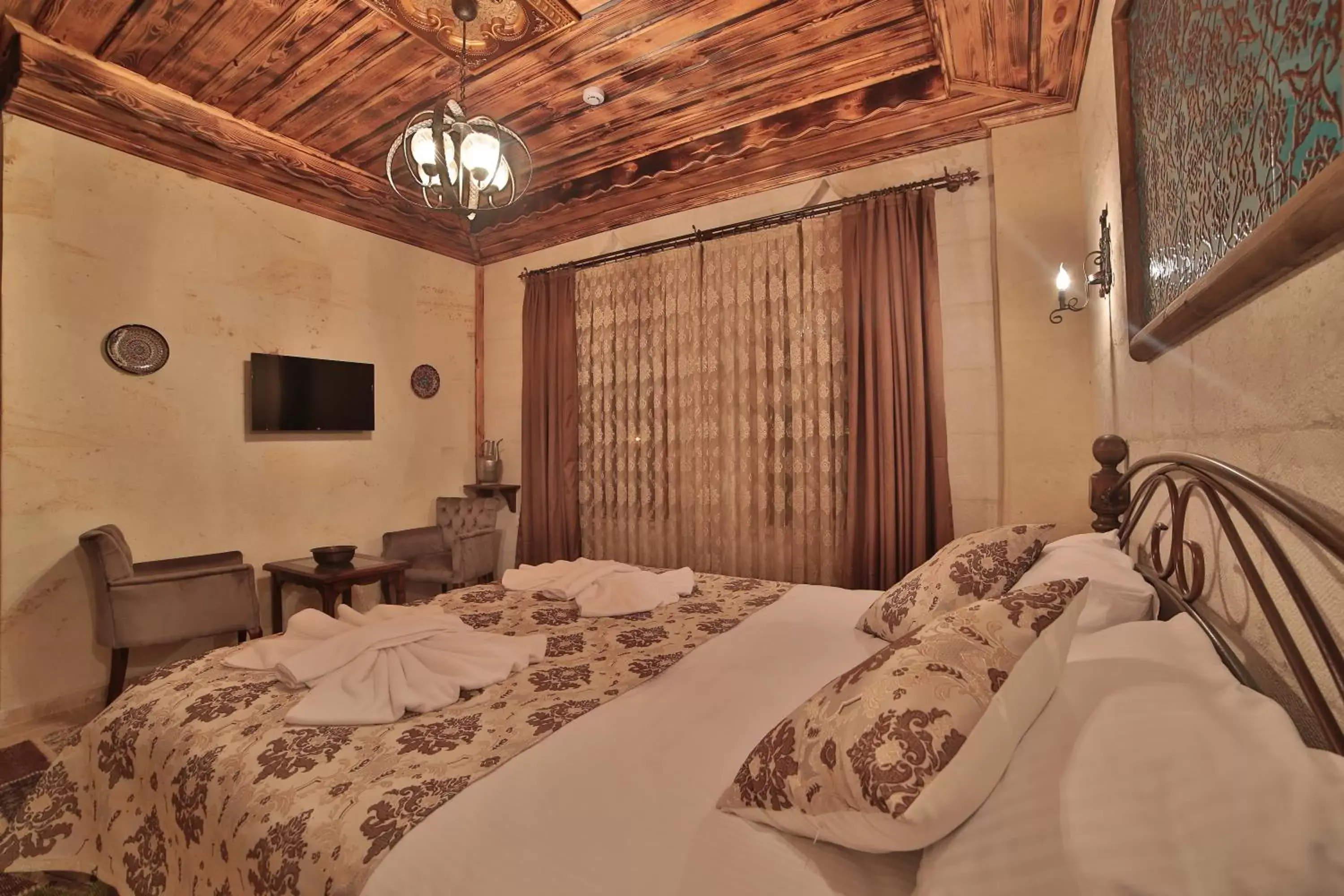 Bed in Caravanserai Inn Hotel