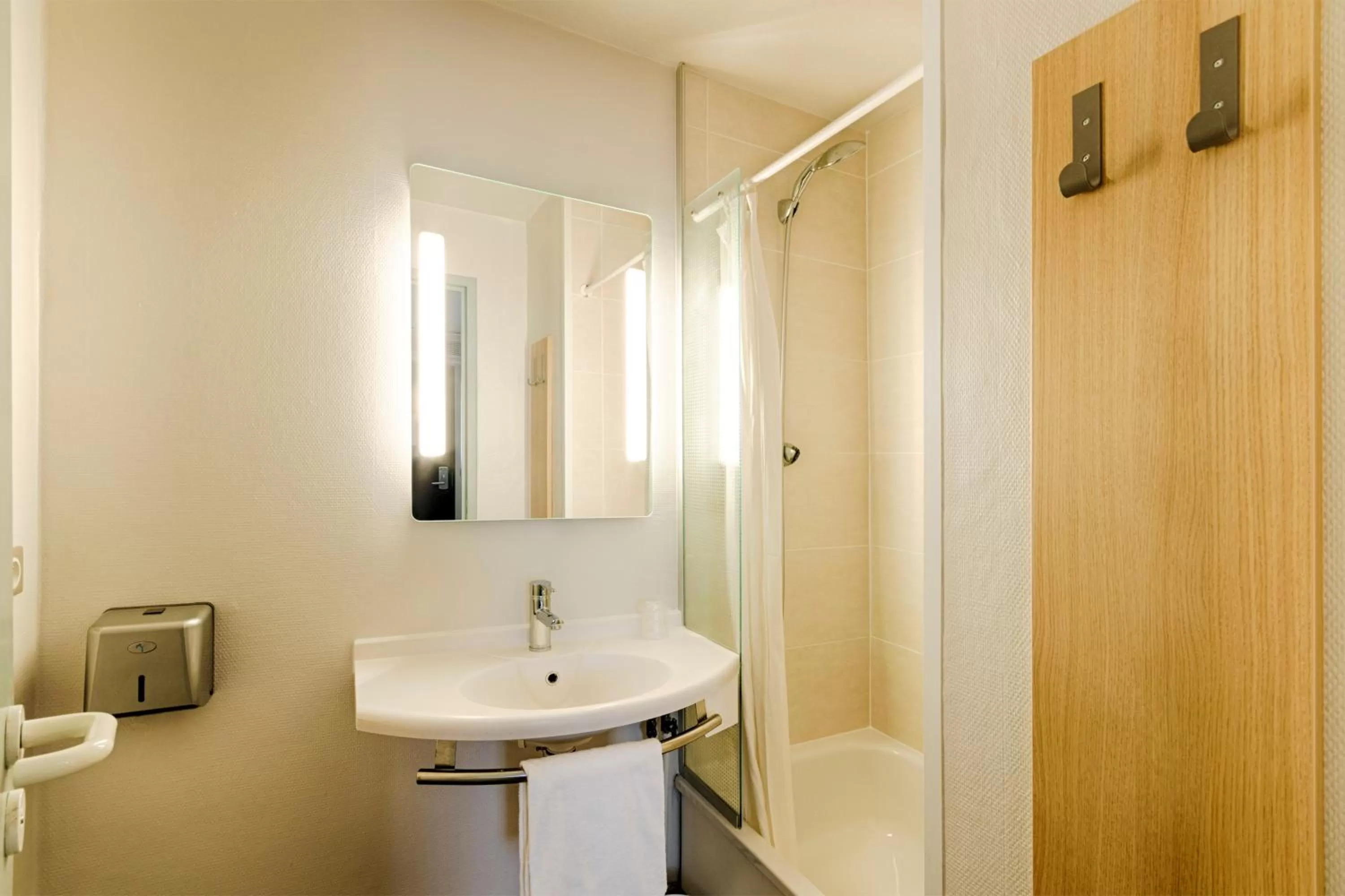 Bathroom in B&B HOTEL Rouen Parc des Expos Zénith