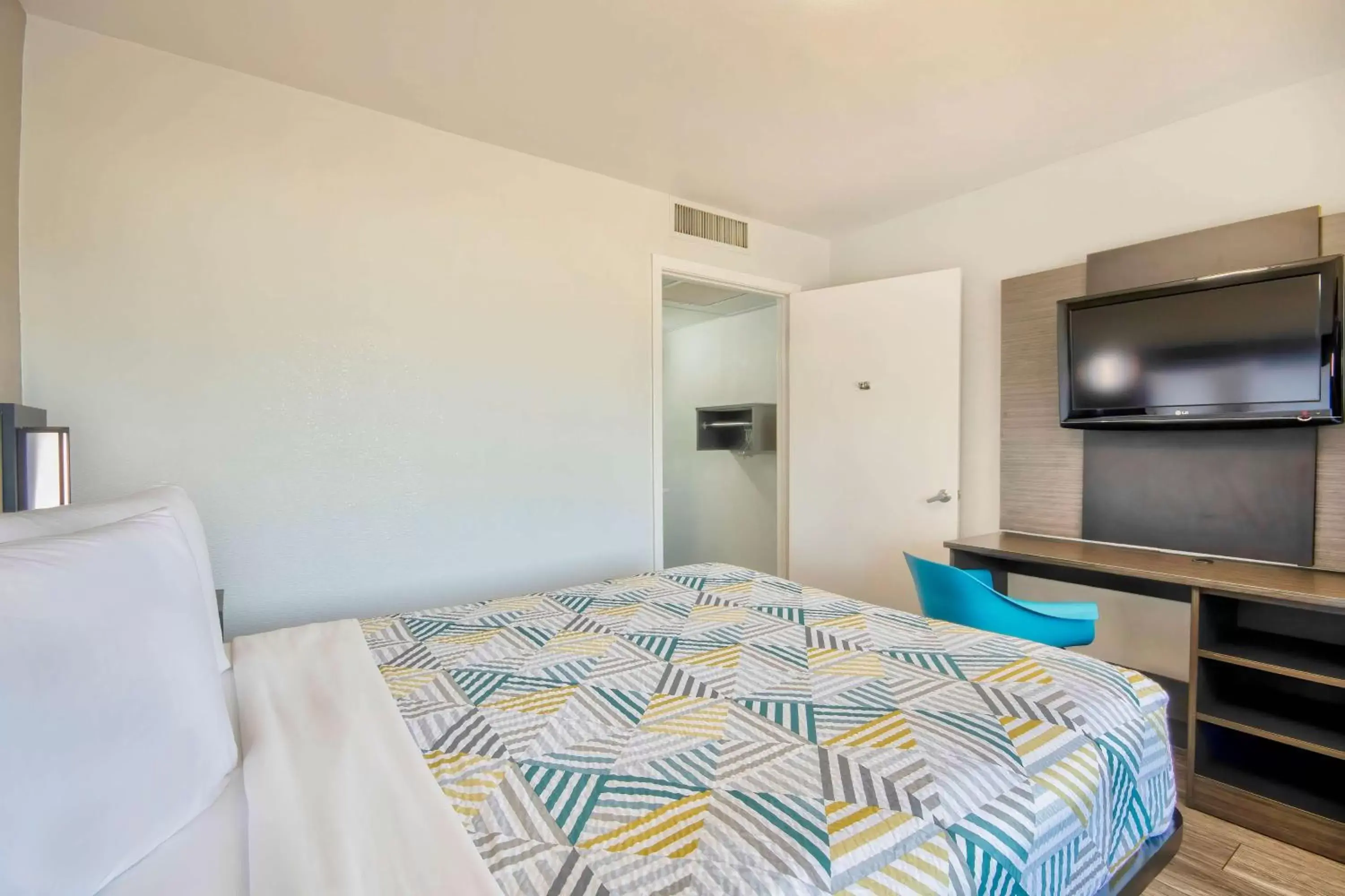 Queen Room - Non-Smoking in Motel 6-Russellville, AR Queen Room - Non-Smoking in Motel 6-Russellville, AR