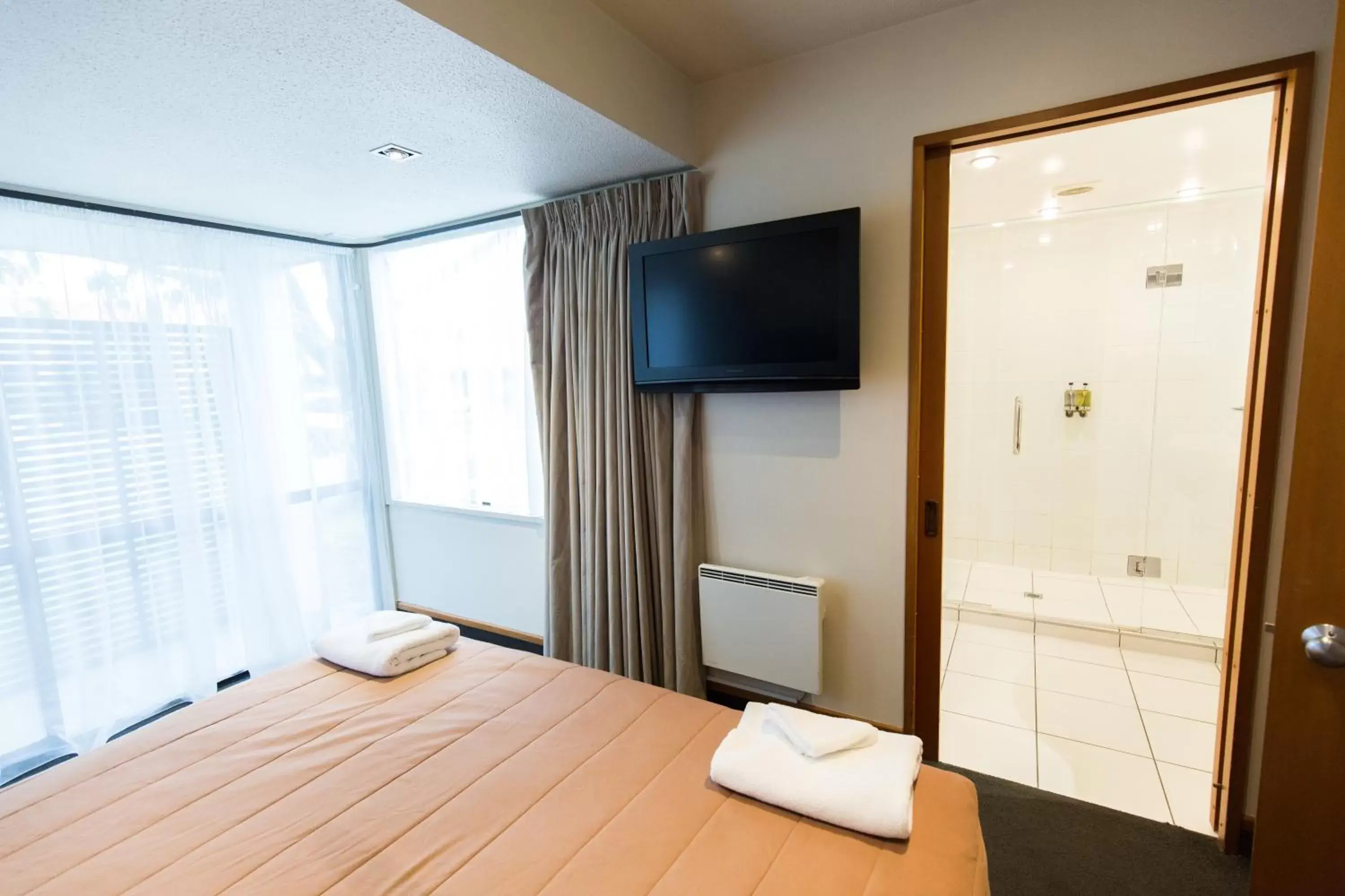 Bed, TV/Entertainment Center in Airport Gateway Motor Lodge