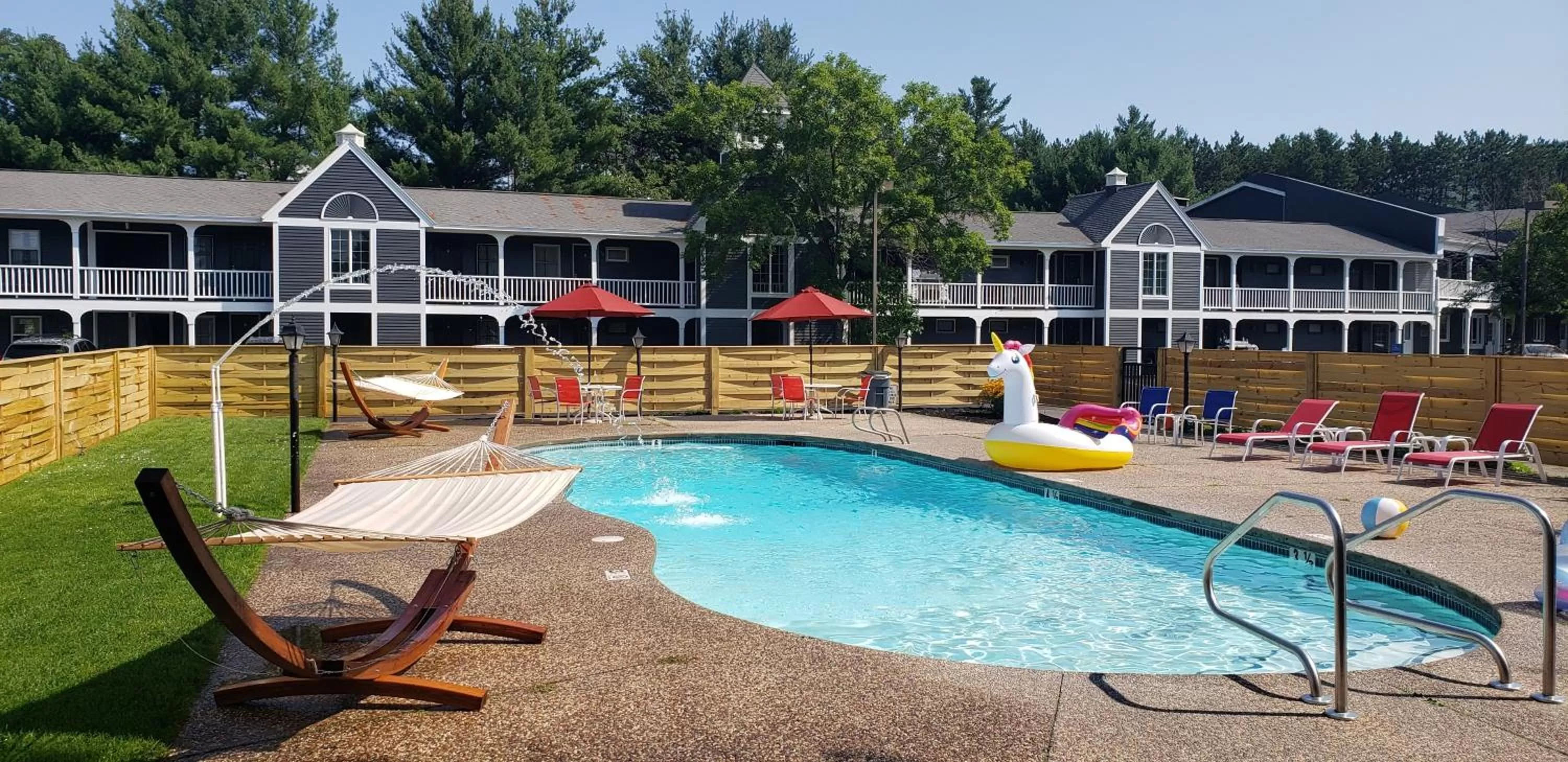 Swimming pool in Green Granite Inn, Ascend Hotel Collection