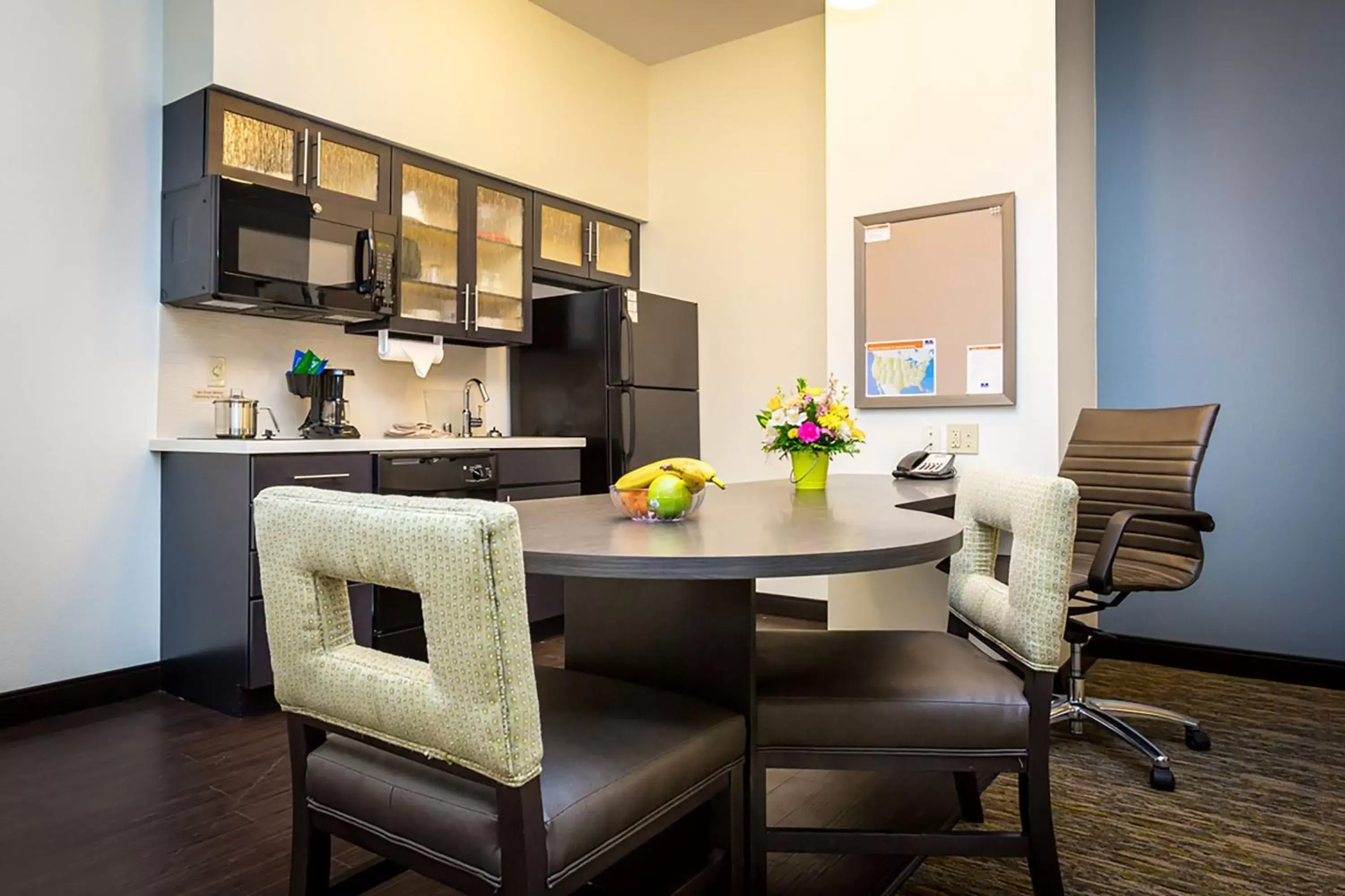Photo of the whole room, Kitchen/Kitchenette in Candlewood Suites Sidney, an IHG Hotel