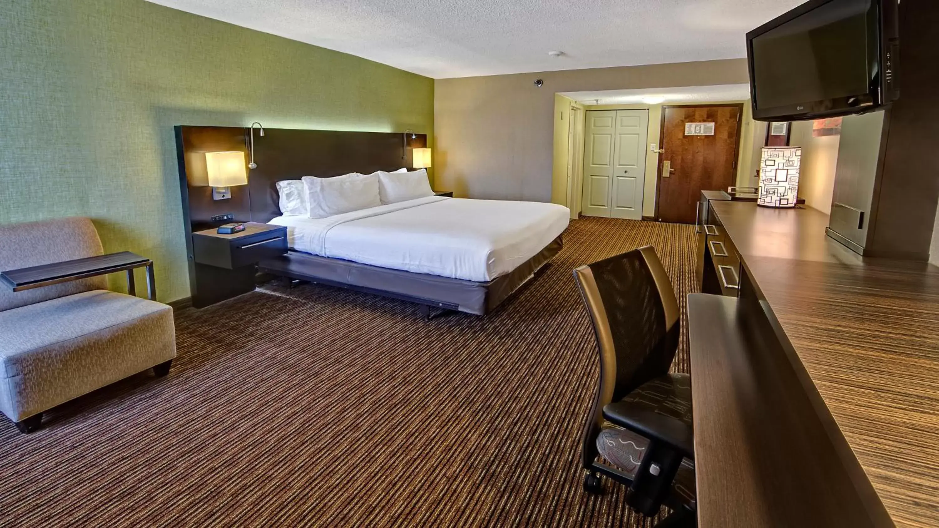 Photo of the whole room, Bed in Clarion Hotel & Suites Conference Center Memphis Airport