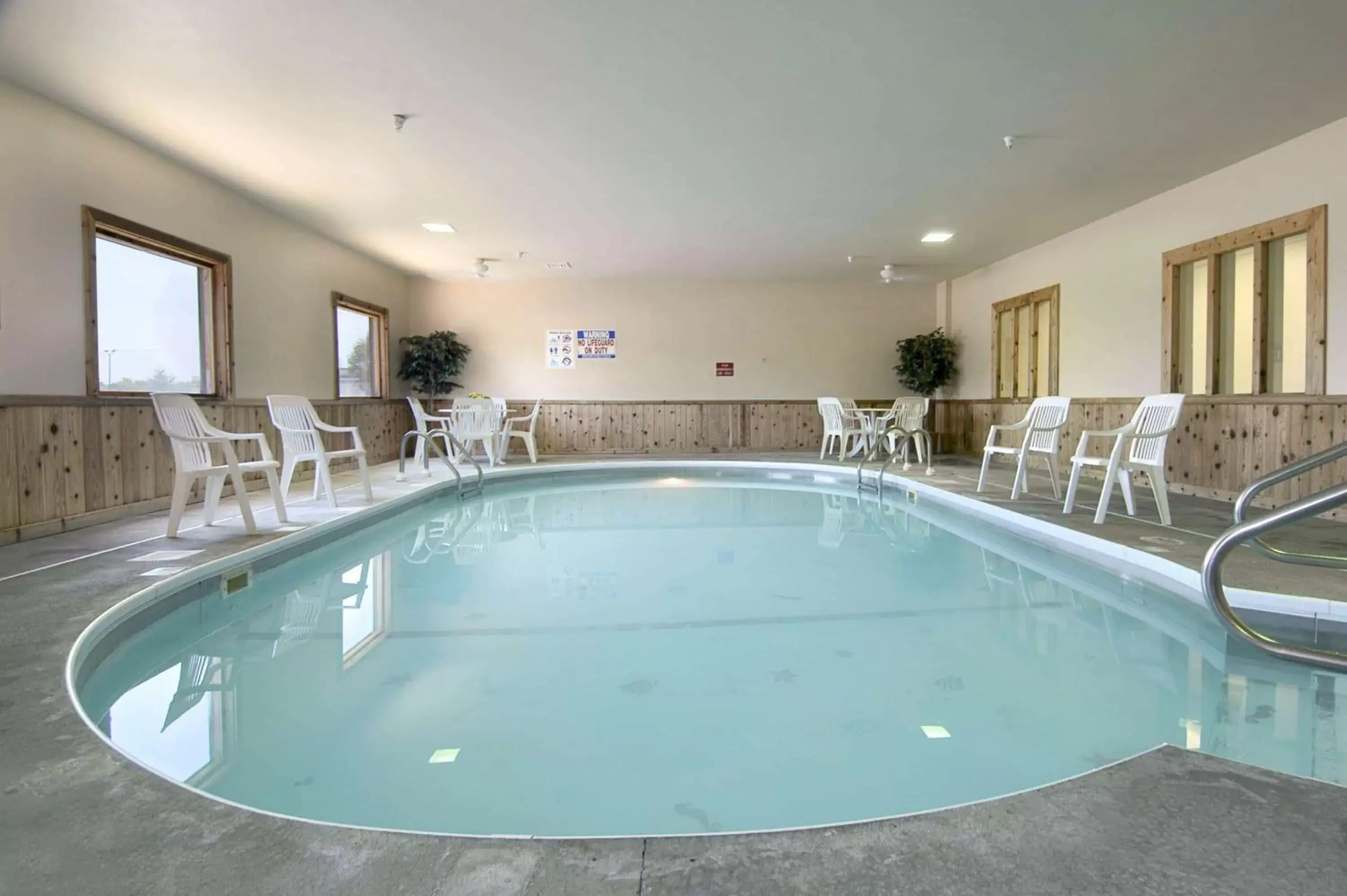 Activities, Swimming Pool in Super 8 by Wyndham Mason City