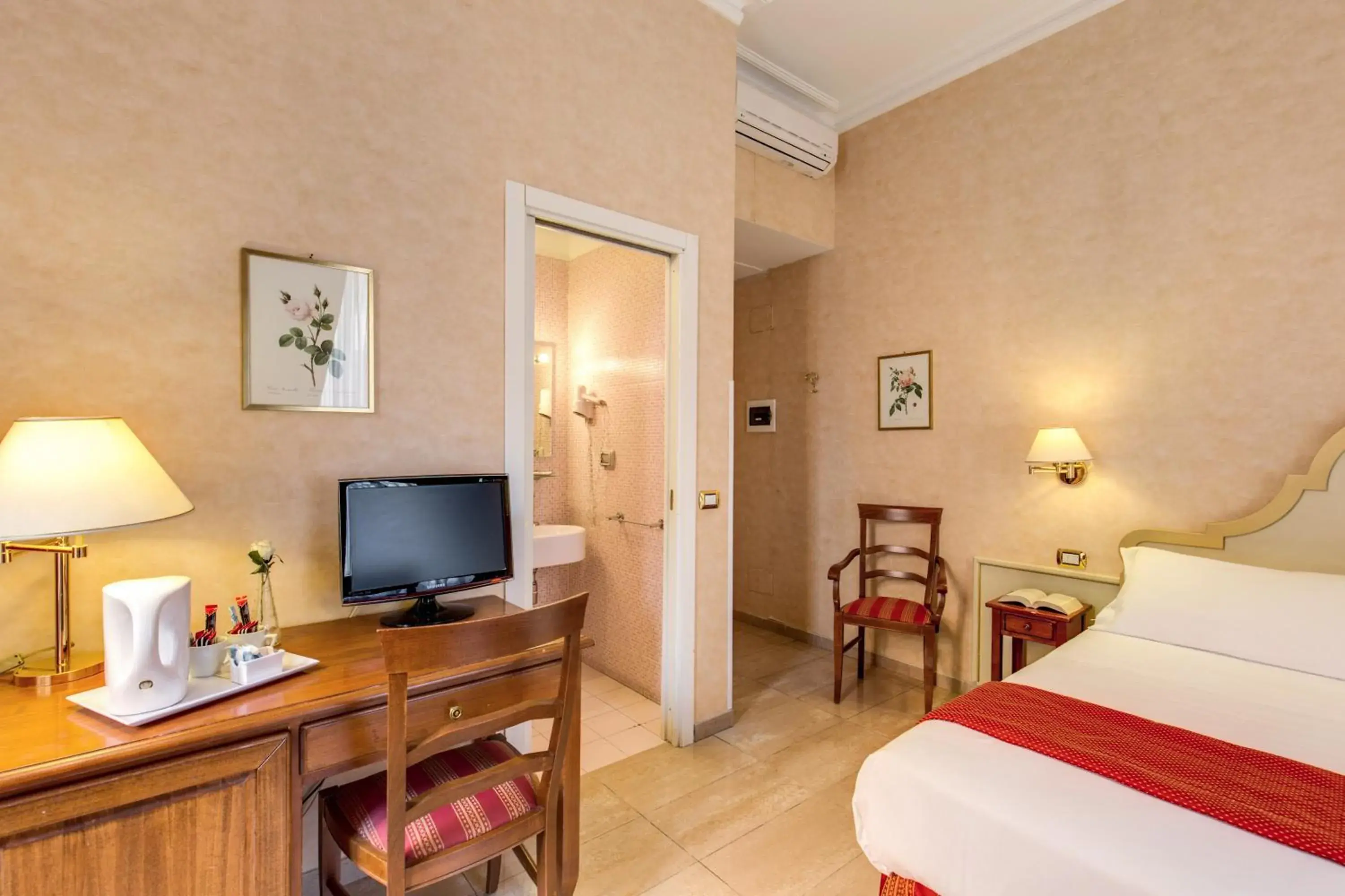 Bedroom, Bed in Roman Terrace Bedroom, Bed in Roman Terrace