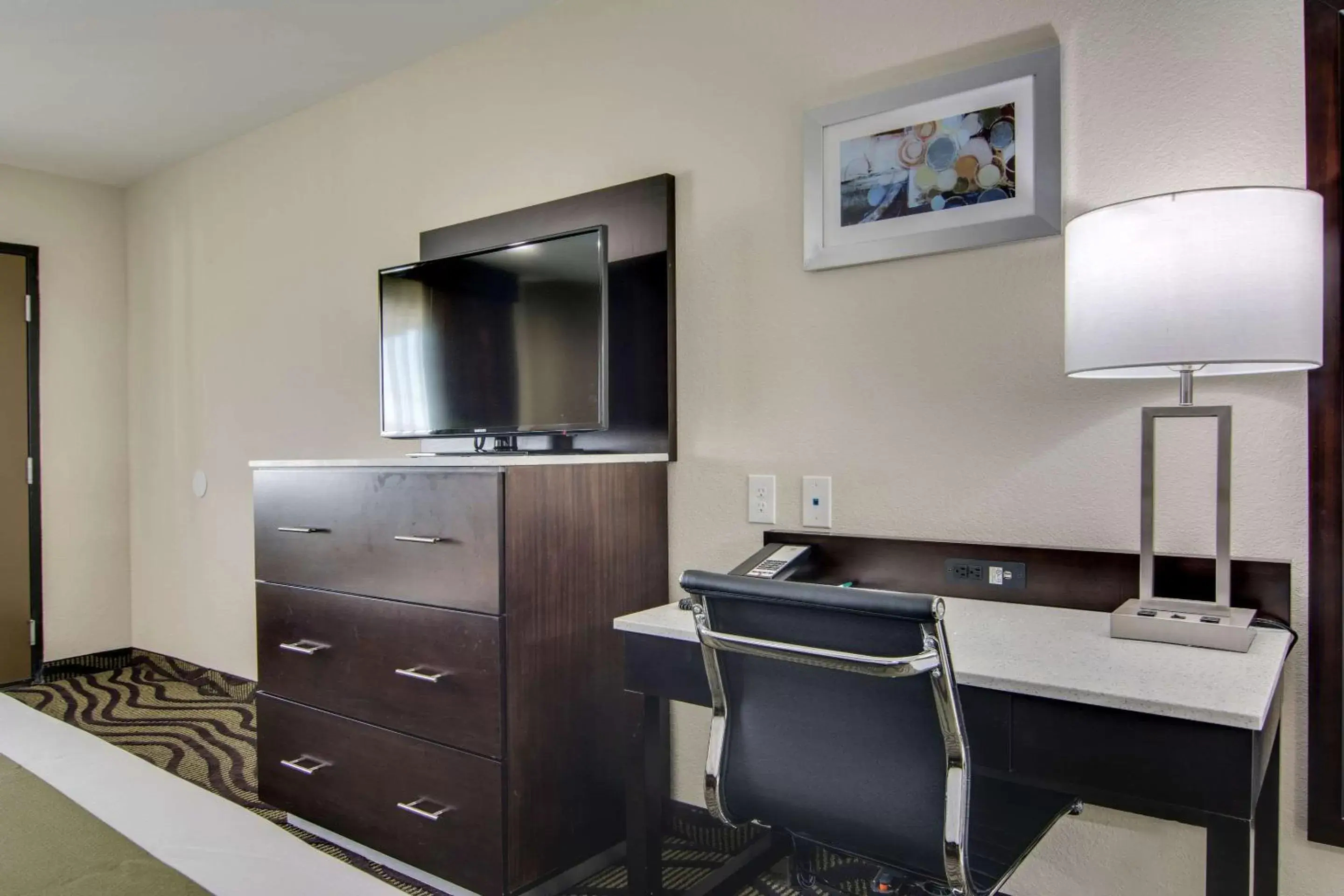 Photo of the whole room, TV/Entertainment Center in Quality Inn & Suites Athens University Area