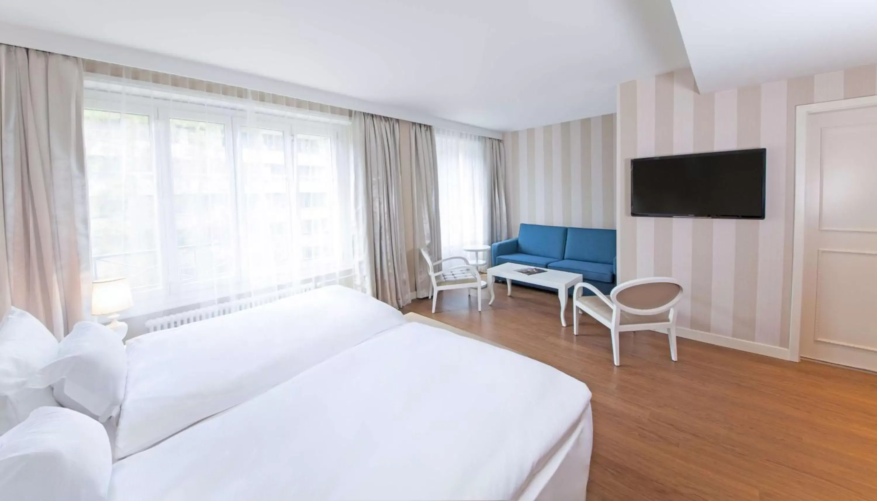 Photo of the whole room, Bed in NH Geneva City