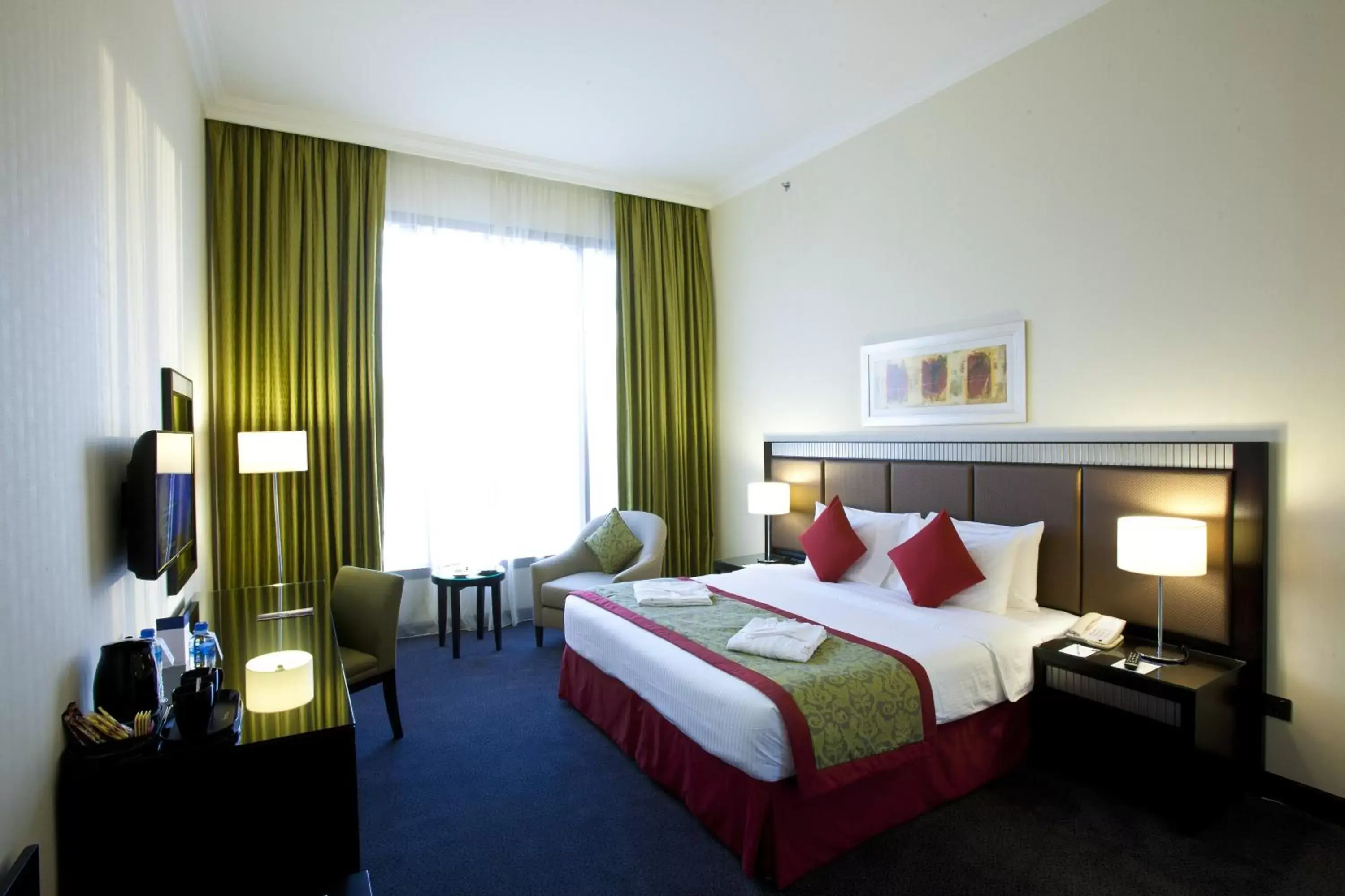 Photo of the whole room, Bed in Millennium Central Doha
