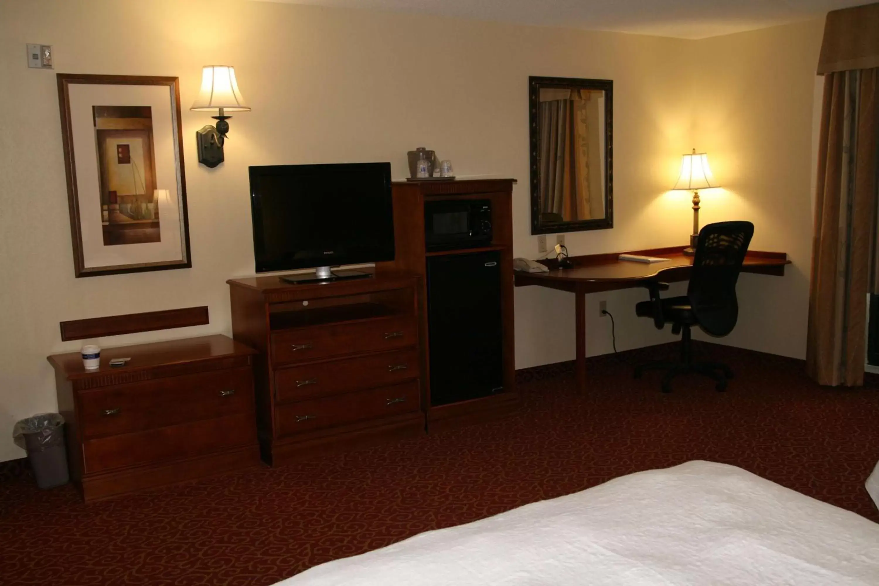 Bed, TV/Entertainment Center in Hampton Inn & Suites McComb