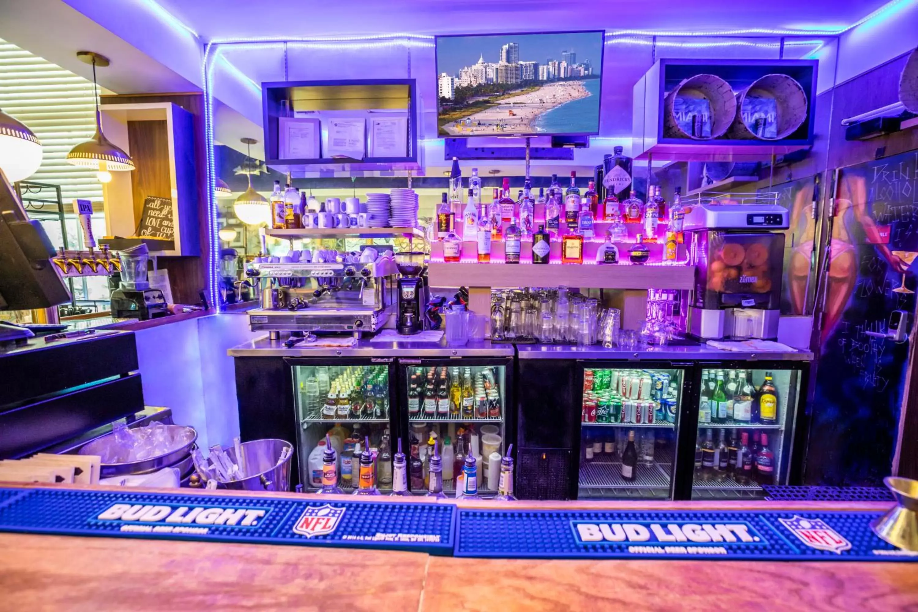 Lounge or bar in Oceanside Hotel and Suites