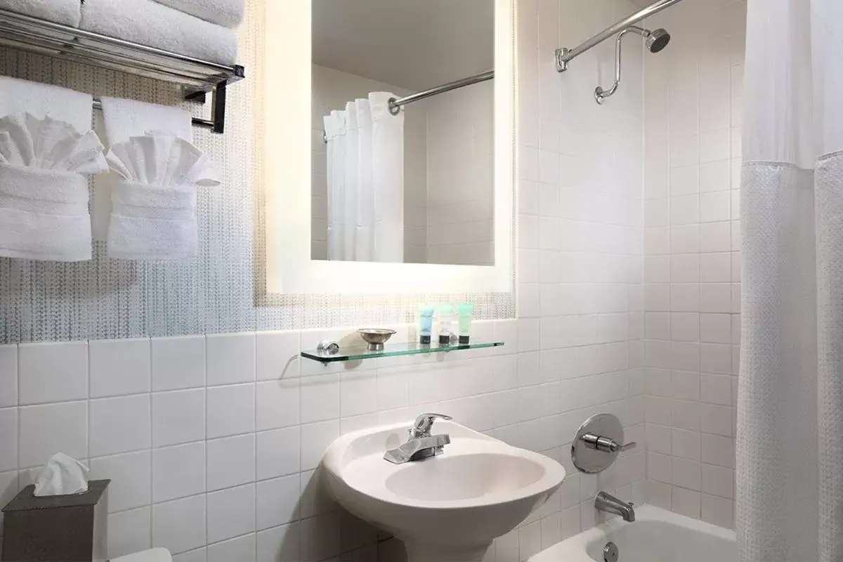 Bathroom in Catamaran Resort Hotel and Spa